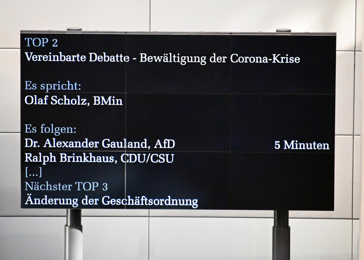  Die 154. Sitzung des Deutschen Bundestages findet auf Grundlage der Corona-Krise mit zahlreichen Veränderungen statt. Dazu gehört vorwiegend: Abstand zueinander halten. Die Stuhlreihen im Plenum sind mit dem Hinweis versehen "Bitte frei lassen", sodass die Bundestagsabgeordneten während der Debatten und Tagesordnungspunkten nicht direkt nebeneinander sitzen. Desweiteren gibt es Hinweise zu Verhaltensmustern. Bundestagspräsident Dr. Wolfgang Schäuble, CDU/CSU, sitzt ohne Schriftführer am Vorsitz. Diese haben neben den Stenographenplätzen, von denen jeweils nur einer stenographiert, Platz genommen.; Videowand.