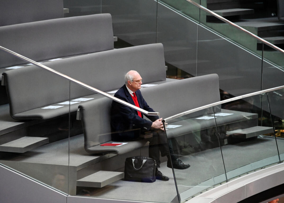 Binding, Lothar Die 154. Sitzung des Deutschen Bundestages findet auf Grundlage der Corona-Krise mit zahlreichen Veränderungen statt. Dazu gehört vorwiegend: Abstand zueinander halten. Die Stuhlreihen im Plenum sind mit dem Hinweis versehen "Bitte frei lassen", sodass die Bundestagsabgeordneten während der Debatten und Tagesordnungspunkten nicht direkt nebeneinander sitzen. Einige haben auf der Tribüne Platz genommen, hier Lothar Binding, SPD, Desweiteren gibt es Hinweise zu Verhaltensmustern. Bundestagspräsident Dr. Wolfgang Schäuble, CDU/CSU, sitzt ohne Schriftführer am Vorsitz. Diese haben neben den Stenographenplätzen, von denen jeweils nur einer stenographiert, Platz genommen.