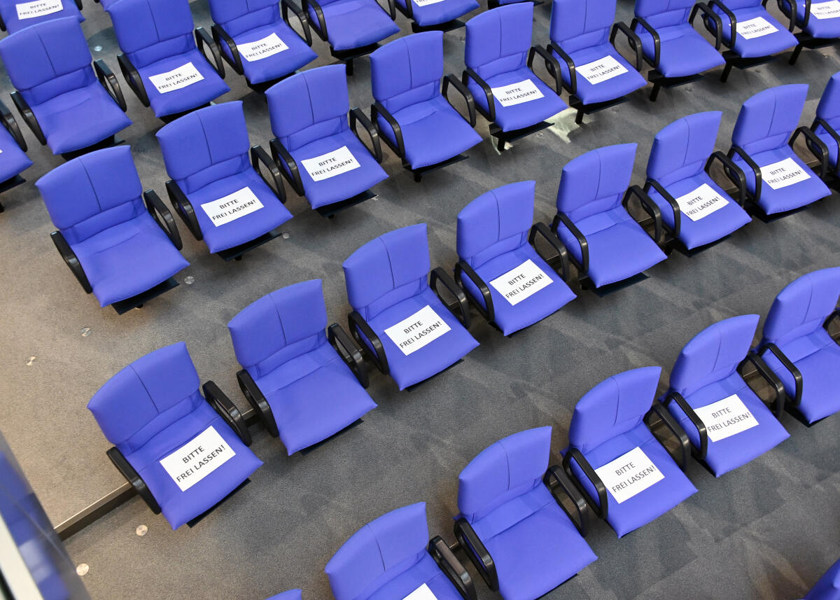  Die 154. Sitzung des Deutschen Bundestages findet auf Grundlage der Corona-Krise mit zahlreichen Veränderungen statt. Dazu gehört vorwiegend: Abstand zueinander halten. Die Stuhlreihen im Plenum sind mit dem Hinweis versehen "Bitte frei lassen", sodass die Bundestagsabgeordneten während der Debatten und Tagesordnungspunkten nicht direkt nebeneinander sitzen (hier im Bild). Desweiteren gibt es Hinweise zu Verhaltensmustern. Bundestagspräsident Dr. Wolfgang Schäuble, CDU/CSU, sitzt ohne Schriftführer am Vorsitz. Diese haben neben den Stenographenplätzen, von denen jeweils nur einer stenographiert, Platz genommen.; Übersicht.
