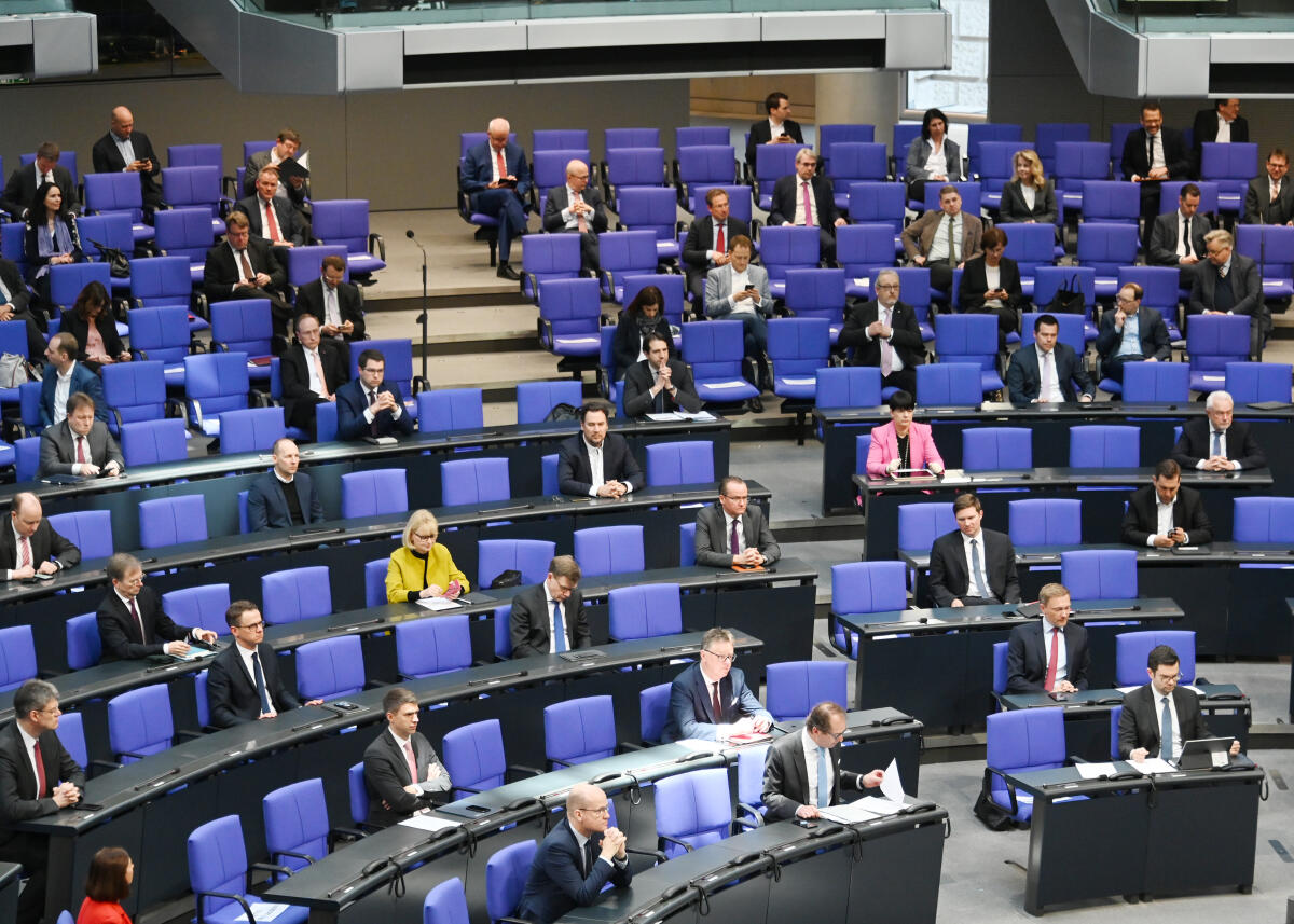  Die 154. Sitzung des Deutschen Bundestages findet auf Grundlage der Corona-Krise mit zahlreichen Veränderungen statt. Dazu gehört vorwiegend: Abstand zueinander halten. Die Stuhlreihen im Plenum sind mit dem Hinweis versehen "Bitte frei lassen", sodass die Bundestagsabgeordneten während der Debatten und Tagesordnungspunkten nicht direkt nebeneinander sitzen (hier im Bild). Desweiteren gibt es Hinweise zu Verhaltensmustern. Bundestagspräsident Dr. Wolfgang Schäuble, CDU/CSU, sitzt ohne Schriftführer am Vorsitz. Diese haben neben den Stenographenplätzen, von denen jeweils nur einer stenographiert, Platz genommen.; Übersicht.