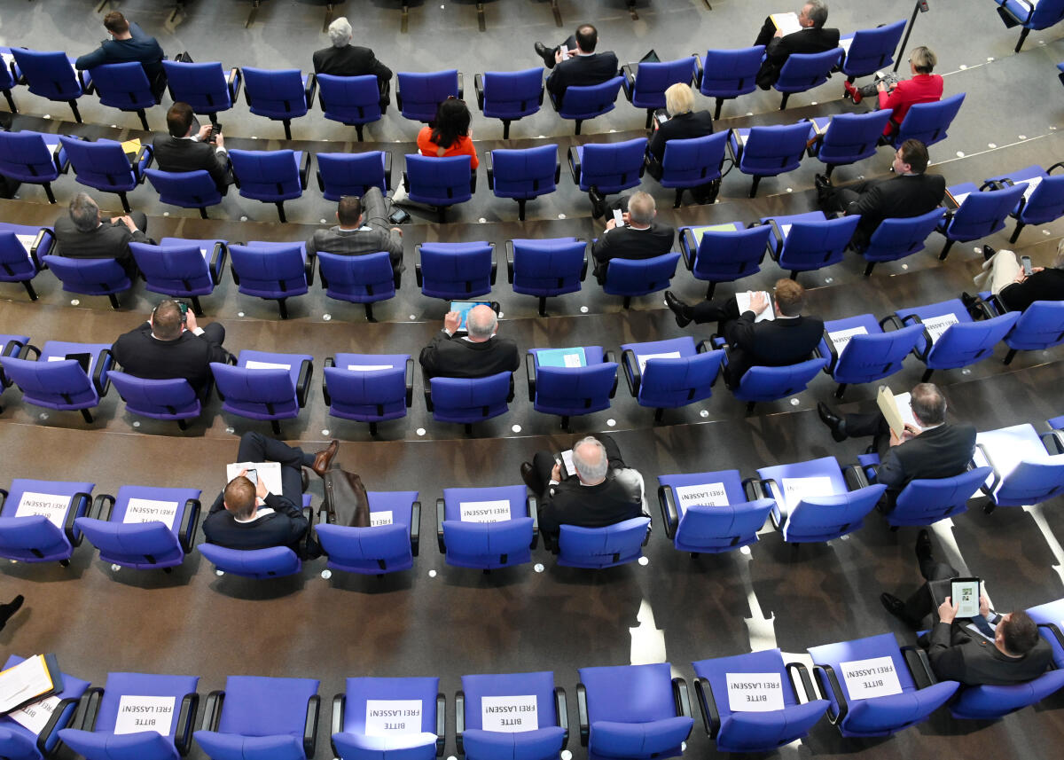  Die 154. Sitzung des Deutschen Bundestages findet auf Grundlage der Corona-Krise mit zahlreichen Veränderungen statt. Dazu gehört vorwiegend: Abstand zueinander halten. Die Stuhlreihen im Plenum sind mit dem Hinweis versehen "Bitte frei lassen", sodass die Bundestagsabgeordneten während der Debatten und Tagesordnungspunkten nicht direkt nebeneinander sitzen (hier im Bild). Desweiteren gibt es Hinweise zu Verhaltensmustern. Bundestagspräsident Dr. Wolfgang Schäuble, CDU/CSU, sitzt ohne Schriftführer am Vorsitz. Diese haben neben den Stenographenplätzen, von denen jeweils nur einer stenographiert, Platz genommen.; Übersicht.