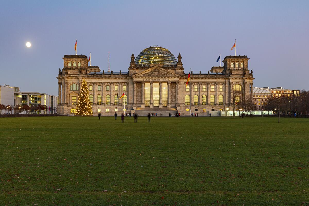 Beleuchteter Weihnachtsbaum auf dem Platz der Republik vor dem Westeingang des Reichstagsgebäudes. Links ist im Hintergrund das Marie-Elisabeth-Lüders-Haus zu sehen.; Mond, Dämmerung, Vollmond, Weihnachten Beleuchteter Weihnachtsbaum auf dem Platz der Republik vor dem Westeingang des Reichstagsgebäudes. Links ist im Hintergrund das Marie-Elisabeth-Lüders-Haus zu sehen.; Mond, Dämmerung, Vollmond, Weihnachten