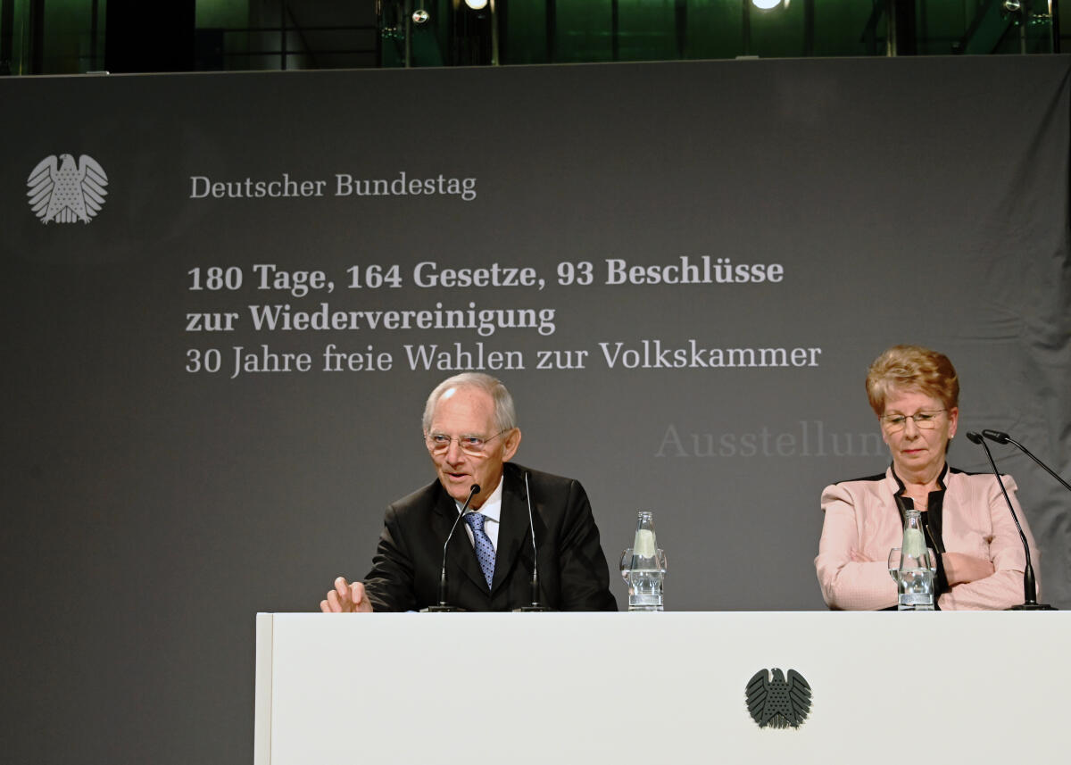 Bundestagspräsident Dr. Wolfgang Schäuble, (am Rednerpult), CDU/CSU, eröffnet im Beisein der ehemaligen Präsidentin der Volkskammer der DDR, Dr. Sabine Bergmann-Pohl, (auf der Bühne), aus Anlass des 30. Jahrestages der einzigen freien Volkskammerwahl in der DDR, in der Halle des Paul-Löbe-Hauses des Deutschen Bundestages eine Ausstellung. Ines Arland führt ein Gespräch mit dem ehemaligen Korrespondenten der österreichischen Tageszeitung "Die Presse", Ewald König, der zu dieser Zeit viele Termine zu den Ereignissen vor 30 Jahren wahrgenommen hat. Musikalisch wird die Ausstellungseröffnung vom Blechbläserquintett des Deutschen Symphonie-Orchesters Berlin begleitet. Unter den Besuchern sind viele, die die damaligen geschichtlichen Abläufe mit erlebt haben, u.a. Lothar de Maizière. Schäuble, Wolfgang; Bergmann-Pohl, Sabine Bundestagspräsident Dr. Wolfgang Schäuble, (am Rednerpult), CDU/CSU, eröffnet im Beisein der ehemaligen Präsidentin der Volkskammer der DDR, Dr. Sabine Bergmann-Pohl, (auf der Bühne), aus Anlass des 30. Jahrestages der einzigen freien Volkskammerwahl in der DDR, in der Halle des Paul-Löbe-Hauses des Deutschen Bundestages eine Ausstellung. Ines Arland führt ein Gespräch mit dem ehemaligen Korrespondenten der österreichischen Tageszeitung "Die Presse", Ewald König, der zu dieser Zeit viele Termine zu den Ereignissen vor 30 Jahren wahrgenommen hat. Musikalisch wird die Ausstellungseröffnung vom Blechbläserquintett des Deutschen Symphonie-Orchesters Berlin begleitet. Unter den Besuchern sind viele, die die damaligen geschichtlichen Abläufe mit erlebt haben, u.a. Lothar de Maizière.