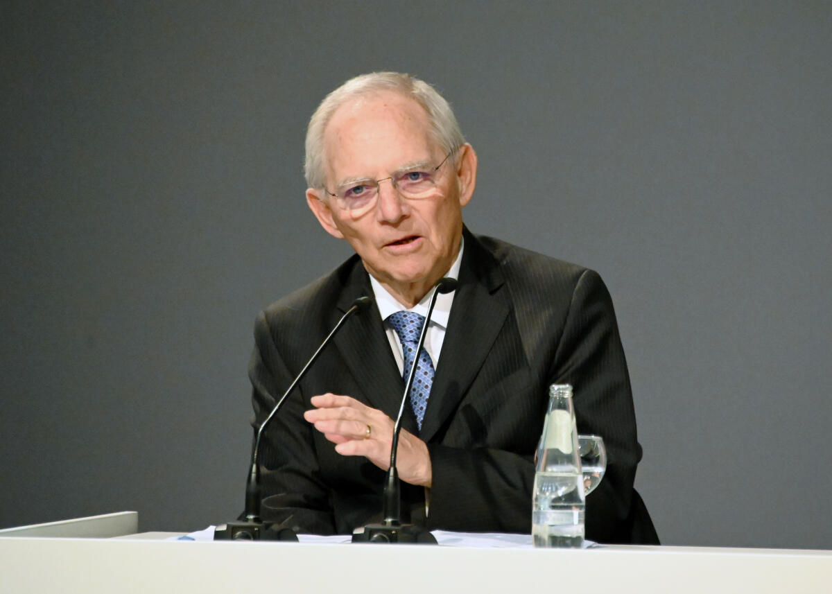 Bundestagspräsident Dr. Wolfgang Schäuble, (am Rednerpult), CDU/CSU, eröffnet im Beisein der ehemaligen Präsidentin der Volkskammer der DDR, Dr. Sabine Bergmann-Pohl, aus Anlass des 30. Jahrestages der einzigen freien Volkskammerwahl in der DDR, in der Halle des Paul-Löbe-Hauses des Deutschen Bundestages eine Ausstellung. Ines Arland führt ein Gespräch mit dem ehemaligen Korrespondenten der österreichischen Tageszeitung "Die Presse", Ewald König, der zu dieser Zeit viele Termine zu den Ereignissen vor 30 Jahren wahrgenommen hat. Musikalisch wird die Ausstellungseröffnung vom Blechbläserquintett des Deutschen Symphonie-Orchesters Berlin begleitet. Unter den Besuchern sind viele, die die damaligen geschichtlichen Abläufe mit erlebt haben, u.a. Lothar de Maizière. Schäuble, Wolfgang Bundestagspräsident Dr. Wolfgang Schäuble, (am Rednerpult), CDU/CSU, eröffnet im Beisein der ehemaligen Präsidentin der Volkskammer der DDR, Dr. Sabine Bergmann-Pohl, aus Anlass des 30. Jahrestages der einzigen freien Volkskammerwahl in der DDR, in der Halle des Paul-Löbe-Hauses des Deutschen Bundestages eine Ausstellung. Ines Arland führt ein Gespräch mit dem ehemaligen Korrespondenten der österreichischen Tageszeitung "Die Presse", Ewald König, der zu dieser Zeit viele Termine zu den Ereignissen vor 30 Jahren wahrgenommen hat. Musikalisch wird die Ausstellungseröffnung vom Blechbläserquintett des Deutschen Symphonie-Orchesters Berlin begleitet. Unter den Besuchern sind viele, die die damaligen geschichtlichen Abläufe mit erlebt haben, u.a. Lothar de Maizière.