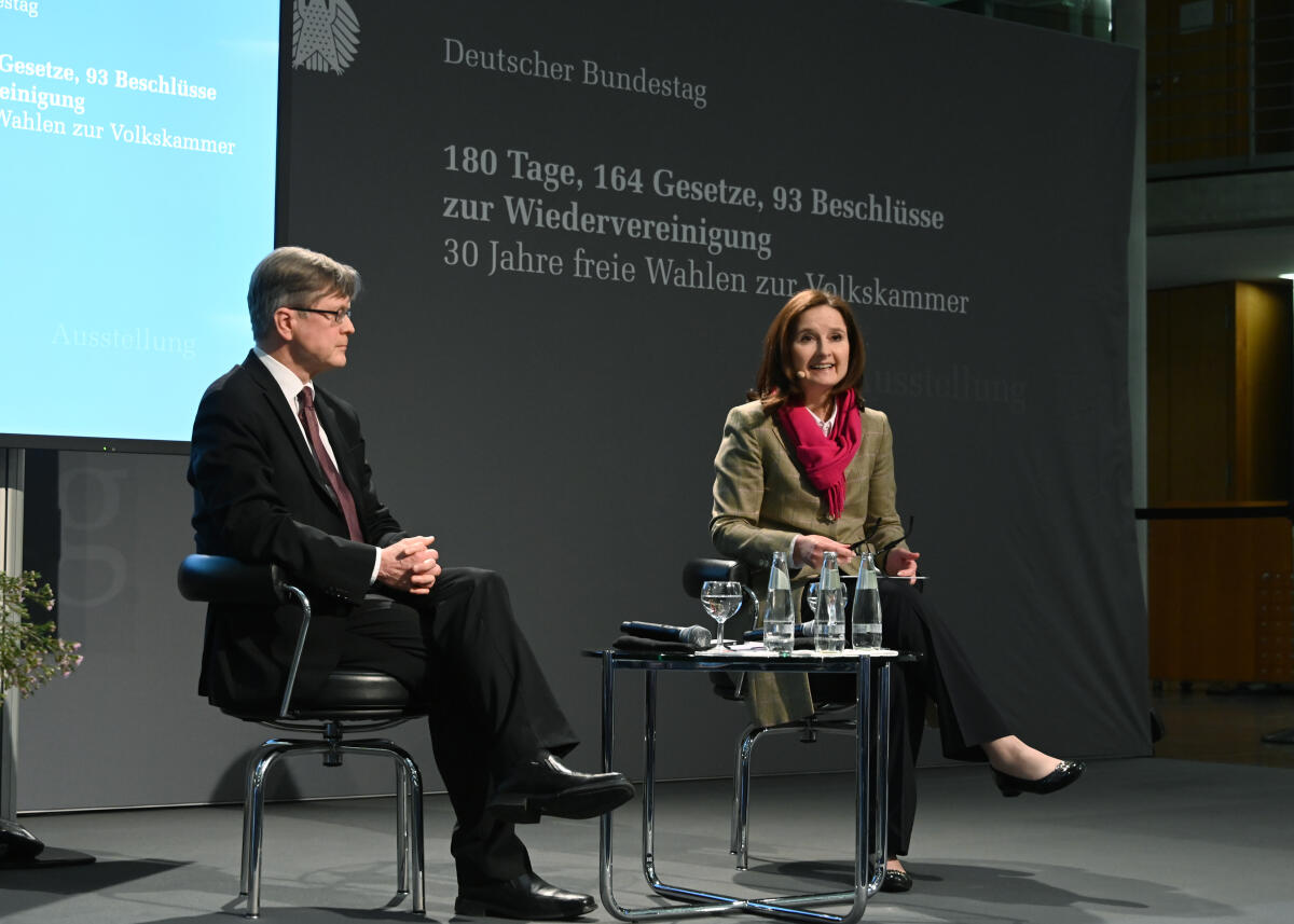 Bundestagspräsident Dr. Wolfgang Schäuble, CDU/CSU, eröffnet im Beisein der ehemaligen Präsidentin der Volkskammer der DDR, Dr. Sabine Bergmann-Pohl, aus Anlass des 30. Jahrestages der einzigen freien Volkskammerwahl in der DDR, in der Halle des Paul-Löbe-Hauses des Deutschen Bundestages eine Ausstellung. Ines Arland (auf der Bühne re) führt ein Gespräch mit dem ehemaligen Korrespondenten der österreichischen Tageszeitung "Die Presse", Ewald König, (auf der Bühne li), der zu dieser Zeit viele Termine zu den Ereignissen vor 30 Jahren wahrgenommen hat. Musikalisch wird die Ausstellungseröffnung vom Blechbläserquintett des Deutschen Symphonie-Orchesters Berlin begleitet. Unter den Besuchern sind viele, die die damaligen geschichtlichen Abläufe mit erlebt haben, u.a. Lothar de Maizière. Aland, Ines; König, Ewald Bundestagspräsident Dr. Wolfgang Schäuble, CDU/CSU, eröffnet im Beisein der ehemaligen Präsidentin der Volkskammer der DDR, Dr. Sabine Bergmann-Pohl, aus Anlass des 30. Jahrestages der einzigen freien Volkskammerwahl in der DDR, in der Halle des Paul-Löbe-Hauses des Deutschen Bundestages eine Ausstellung. Ines Arland (auf der Bühne re) führt ein Gespräch mit dem ehemaligen Korrespondenten der österreichischen Tageszeitung "Die Presse", Ewald König, (auf der Bühne li), der zu dieser Zeit viele Termine zu den Ereignissen vor 30 Jahren wahrgenommen hat. Musikalisch wird die Ausstellungseröffnung vom Blechbläserquintett des Deutschen Symphonie-Orchesters Berlin begleitet. Unter den Besuchern sind viele, die die damaligen geschichtlichen Abläufe mit erlebt haben, u.a. Lothar de Maizière.