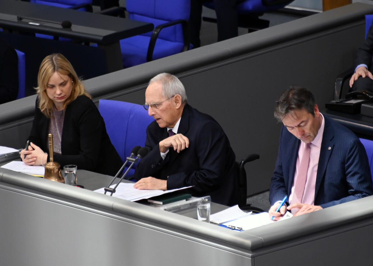 Schäuble, Wolfgang; Völlers, Marja-Liisa; Heidt, Peter Bundestagspräsident Dr. Wolfgang Schäuble, (Vorsitz), CDU/CSU, hält zu Beginn der 153. Sitzung des Deutschen Bundestages eine  Rede zum Tod des FDP-Politikers und ehemaligen Vizepräsidenten des Deutschen Bundestages, Burkhard Hirsch. Anschließend erheben sich die Mitglieder zu Ehren des Verstorbenen. Schriftführer: Marja-Liisa Völlers, SPD, Peter Heidt, (li), FDP.