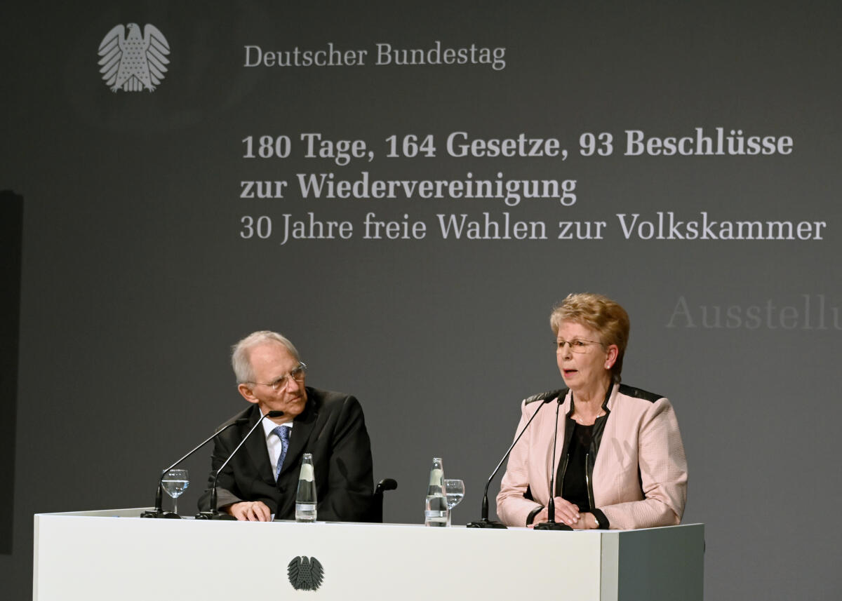 Bundestagspräsident Dr. Wolfgang Schäuble, (am Rednerpult), CDU/CSU, eröffnet im Beisein der ehemaligen Präsidentin der Volkskammer der DDR, Dr. Sabine Bergmann-Pohl, (auf der Bühne), aus Anlass des 30. Jahrestages der einzigen freien Volkskammerwahl in der DDR, in der Halle des Paul-Löbe-Hauses des Deutschen Bundestages eine Ausstellung. Ines Arland führt ein Gespräch mit dem ehemaligen Korrespondenten der österreichischen Tageszeitung "Die Presse", Ewald König, der zu dieser Zeit viele Termine zu den Ereignissen vor 30 Jahren wahrgenommen hat. Musikalisch wird die Ausstellungseröffnung vom Blechbläserquintett des Deutschen Symphonie-Orchesters Berlin begleitet. Unter den Besuchern sind viele, die die damaligen geschichtlichen Abläufe mit erlebt haben, u.a. Lothar de Maizière. Schäuble, Wolfgang; Bergmann-Pohl, Sabine Bundestagspräsident Dr. Wolfgang Schäuble, (am Rednerpult), CDU/CSU, eröffnet im Beisein der ehemaligen Präsidentin der Volkskammer der DDR, Dr. Sabine Bergmann-Pohl, (auf der Bühne), aus Anlass des 30. Jahrestages der einzigen freien Volkskammerwahl in der DDR, in der Halle des Paul-Löbe-Hauses des Deutschen Bundestages eine Ausstellung. Ines Arland führt ein Gespräch mit dem ehemaligen Korrespondenten der österreichischen Tageszeitung "Die Presse", Ewald König, der zu dieser Zeit viele Termine zu den Ereignissen vor 30 Jahren wahrgenommen hat. Musikalisch wird die Ausstellungseröffnung vom Blechbläserquintett des Deutschen Symphonie-Orchesters Berlin begleitet. Unter den Besuchern sind viele, die die damaligen geschichtlichen Abläufe mit erlebt haben, u.a. Lothar de Maizière.