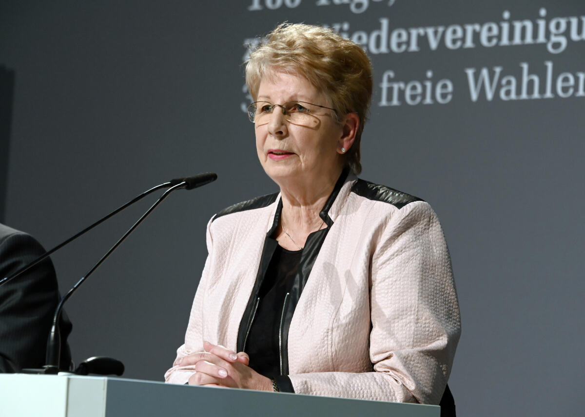 Bundestagspräsident Dr. Wolfgang Schäuble, CDU/CSU, eröffnet im Beisein der ehemaligen Präsidentin der Volkskammer der DDR, Dr. Sabine Bergmann-Pohl, (am Rednerpult), aus Anlass des 30. Jahrestages der einzigen freien Volkskammerwahl in der DDR, in der Halle des Paul-Löbe-Hauses des Deutschen Bundestages eine Ausstellung. Ines Arland führt ein Gespräch mit dem ehemaligen Korrespondenten der österreichischen Tageszeitung "Die Presse", Ewald König, der zu dieser Zeit viele Termine zu den Ereignissen vor 30 Jahren wahrgenommen hat. Musikalisch wird die Ausstellungseröffnung vom Blechbläserquintett des Deutschen Symphonie-Orchesters Berlin begleitet. Unter den Besuchern sind viele, die die damaligen geschichtlichen Abläufe mit erlebt haben, u.a. Lothar de Maizière. Bergmann-Pohl, Sabine Bundestagspräsident Dr. Wolfgang Schäuble, CDU/CSU, eröffnet im Beisein der ehemaligen Präsidentin der Volkskammer der DDR, Dr. Sabine Bergmann-Pohl, (am Rednerpult), aus Anlass des 30. Jahrestages der einzigen freien Volkskammerwahl in der DDR, in der Halle des Paul-Löbe-Hauses des Deutschen Bundestages eine Ausstellung. Ines Arland führt ein Gespräch mit dem ehemaligen Korrespondenten der österreichischen Tageszeitung "Die Presse", Ewald König, der zu dieser Zeit viele Termine zu den Ereignissen vor 30 Jahren wahrgenommen hat. Musikalisch wird die Ausstellungseröffnung vom Blechbläserquintett des Deutschen Symphonie-Orchesters Berlin begleitet. Unter den Besuchern sind viele, die die damaligen geschichtlichen Abläufe mit erlebt haben, u.a. Lothar de Maizière.