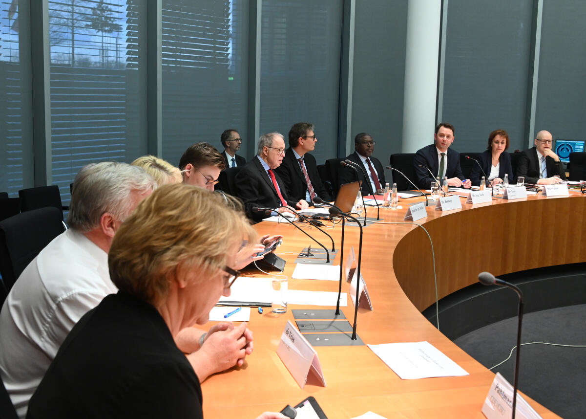 Lenz, Andreas; Nafo, Issa; Rehberg, Jörg; Wilke, Berndt-Michael Der Parlamentarische Beirat für nachhaltige Entwicklung hat unter der Leitung seines Vorsitzenden Dr. Andreas Lenz, (3.v.re), CDU/CSU, eine Sitzung zum Thema "Stoffeintrag in Böden und Gewässern". Dazu nehmen folgende Sachverständige teil: Dr.-Ing. Issa Nafo (4.v.re), Dr. Jörg Rehberg, (5.v.re), und Prof. Dr. Dr. Berndt-Michael Wilke, (6.v.re).; Übersicht.