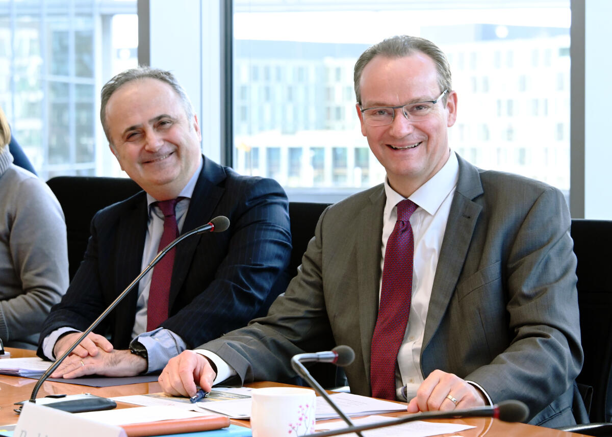 Gunther Krichbaum, (re), CDU/CSU, Vorsitzender des Ausschusses des Deutschen Bundestages für die Angelegenheiten der Europäischen Union, leitet eine Ausschusssitzung, an der als Gast der Botschafter der Republik Kroatien, Gordan Bakota, (li), teilnimmt. Krichbaum, Gunther; Bakota, Gordan Gunther Krichbaum, (re), CDU/CSU, Vorsitzender des Ausschusses des Deutschen Bundestages für die Angelegenheiten der Europäischen Union, leitet eine Ausschusssitzung, an der als Gast der Botschafter der Republik Kroatien, Gordan Bakota, (li), teilnimmt.