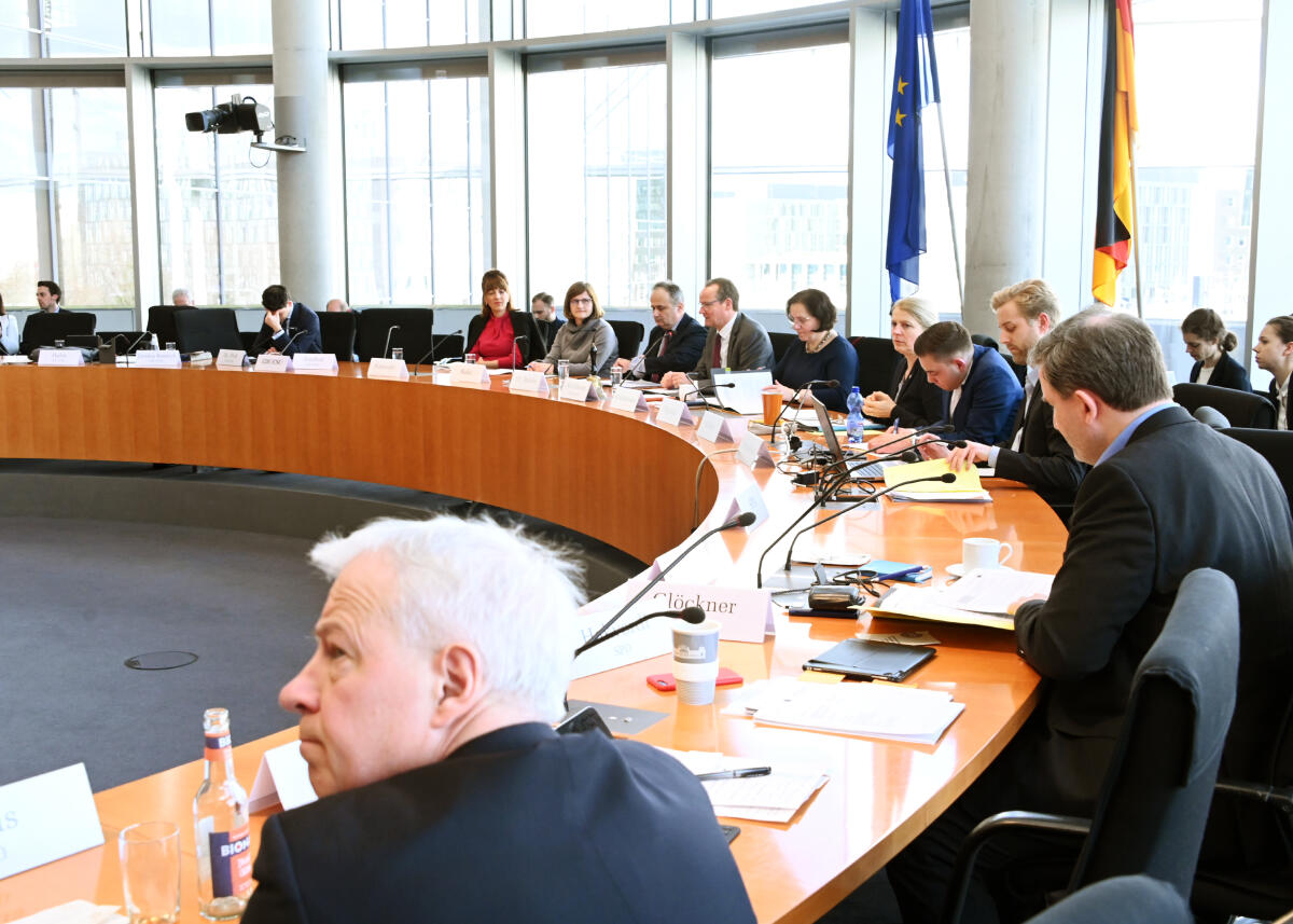 Gunther Krichbaum, (6.v.re), CDU/CSU, Vorsitzender des Ausschusses des Deutschen Bundestages für die Angelegenheiten der Europäischen Union, leitet eine Ausschusssitzung, an der als Gast der Botschafter der Republik Kroatien, Gordan Bakota, (5.v.re), teilnimmt.; Übersicht. Krichbaum, Gunther; Bakota, Gordan Gunther Krichbaum, (6.v.re), CDU/CSU, Vorsitzender des Ausschusses des Deutschen Bundestages für die Angelegenheiten der Europäischen Union, leitet eine Ausschusssitzung, an der als Gast der Botschafter der Republik Kroatien, Gordan Bakota, (5.v.re), teilnimmt.; Übersicht.