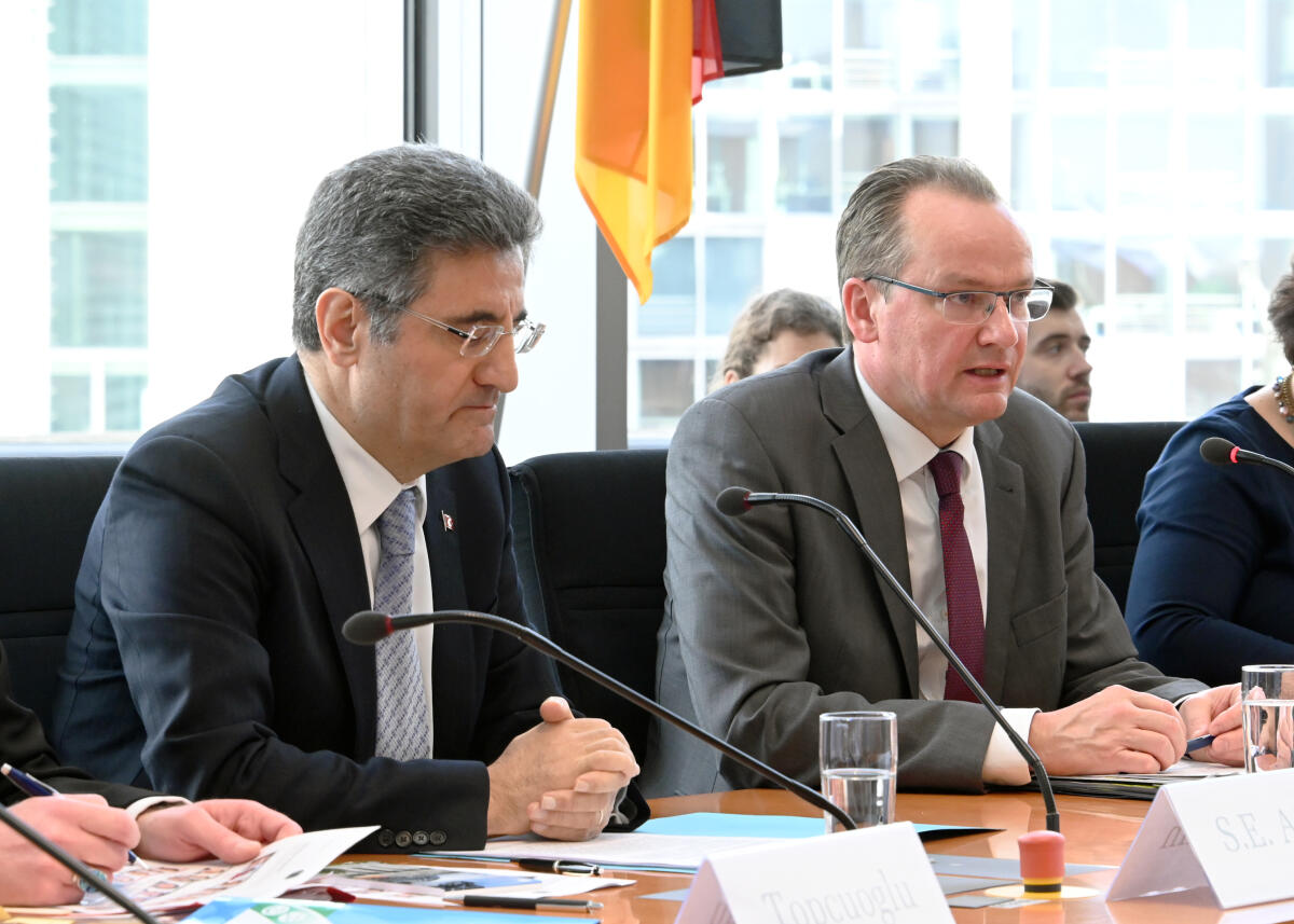 Gunther Krichbaum, (re), CDU/CSU, Vorsitzender des Ausschusses des Deutschen Bundestages für die Angelegenheiten der Europäischen Union, leitet eine Ausschusssitzung, an der als Gast der Botschafter der Republik Türkei, Ali Kemal Aydin, (li), teilnimmt. Krichbaum, Gunther; Aydin, Ali Kemal Gunther Krichbaum, (re), CDU/CSU, Vorsitzender des Ausschusses des Deutschen Bundestages für die Angelegenheiten der Europäischen Union, leitet eine Ausschusssitzung, an der als Gast der Botschafter der Republik Türkei, Ali Kemal Aydin, (li), teilnimmt.