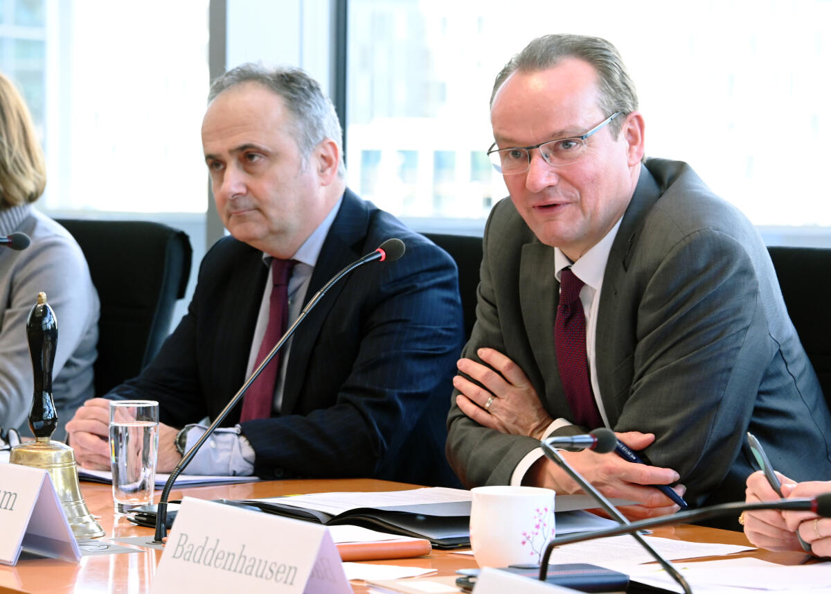 Gunther Krichbaum, (re), CDU/CSU, Vorsitzender des Ausschusses des Deutschen Bundestages für die Angelegenheiten der Europäischen Union, leitet eine Ausschusssitzung, an der als Gast der Botschafter der Republik Kroatien, Gordan Bakota, (li), teilnimmt. Krichbaum, Gunther; Bakota, Gordan Gunther Krichbaum, (re), CDU/CSU, Vorsitzender des Ausschusses des Deutschen Bundestages für die Angelegenheiten der Europäischen Union, leitet eine Ausschusssitzung, an der als Gast der Botschafter der Republik Kroatien, Gordan Bakota, (li), teilnimmt.