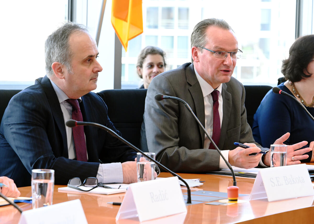Gunther Krichbaum, (re), CDU/CSU, Vorsitzender des Ausschusses des Deutschen Bundestages für die Angelegenheiten der Europäischen Union, leitet eine Ausschusssitzung, an der als Gast der Botschafter der Republik Kroatien, Gordan Bakota, (li), teilnimmt. Krichbaum, Gunther; Bakota, Gordan Gunther Krichbaum, (re), CDU/CSU, Vorsitzender des Ausschusses des Deutschen Bundestages für die Angelegenheiten der Europäischen Union, leitet eine Ausschusssitzung, an der als Gast der Botschafter der Republik Kroatien, Gordan Bakota, (li), teilnimmt.