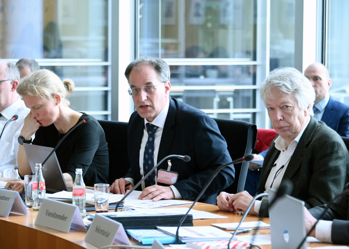Prof. Dr. Katharina Hölzle, (li), und Prof. Dr. Uwe Cantner, (mitte), Vorsitzender der Expertenkommission Forschung und Innovation (EFI), sind zu Gast beim Ausschuss des Deutschen Bundestages für Bildung, Forschung und Technikfolgenabschätzung. Dr. Ernst Dieter Rossmann, (re), SPD, Vorsitzender des Ausschusses, leitet die Sitzung. Rossmann, Ernst Dieter; Hölzle, Katharina; Cantner, Uwe Prof. Dr. Katharina Hölzle, (li), und Prof. Dr. Uwe Cantner, (mitte), Vorsitzender der Expertenkommission Forschung und Innovation (EFI), sind zu Gast beim Ausschuss des Deutschen Bundestages für Bildung, Forschung und Technikfolgenabschätzung. Dr. Ernst Dieter Rossmann, (re), SPD, Vorsitzender des Ausschusses, leitet die Sitzung.