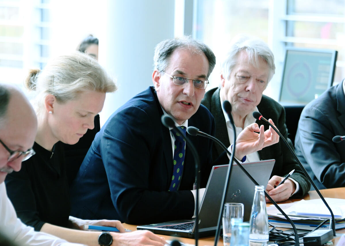 Prof. Dr. Katharina Hölzle, (li), und Prof. Dr. Uwe Cantner, (mitte), Vorsitzender der Expertenkommission Forschung und Innovation (EFI), sind zu Gast beim Ausschuss des Deutschen Bundestages für Bildung, Forschung und Technikfolgenabschätzung. Dr. Ernst Dieter Rossmann, (re), SPD, Vorsitzender des Ausschusses, leitet die Sitzung. Rossmann, Ernst Dieter; Hölzle, Katharina; Cantner, Uwe Prof. Dr. Katharina Hölzle, (li), und Prof. Dr. Uwe Cantner, (mitte), Vorsitzender der Expertenkommission Forschung und Innovation (EFI), sind zu Gast beim Ausschuss des Deutschen Bundestages für Bildung, Forschung und Technikfolgenabschätzung. Dr. Ernst Dieter Rossmann, (re), SPD, Vorsitzender des Ausschusses, leitet die Sitzung.