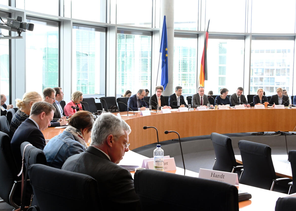 Gunther Krichbaum, (5.v.re), CDU/CSU, Vorsitzender des Ausschusses des Deutschen Bundestages für die Angelegenheiten der Europäischen Union, leitet eine Ausschusssitzung, an der als Gast der Botschafter der Republik Türkei, Ali Kemal Aydin, (6.v.re), teilnimmt.; Übersicht. Krichbaum, Gunther; Aydin, Ali Kemal Gunther Krichbaum, (5.v.re), CDU/CSU, Vorsitzender des Ausschusses des Deutschen Bundestages für die Angelegenheiten der Europäischen Union, leitet eine Ausschusssitzung, an der als Gast der Botschafter der Republik Türkei, Ali Kemal Aydin, (6.v.re), teilnimmt.; Übersicht.