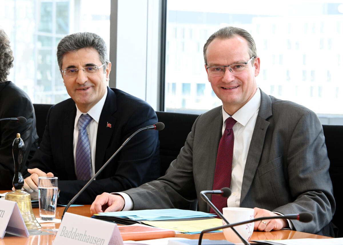 Gunther Krichbaum, (re), CDU/CSU, Vorsitzender des Ausschusses des Deutschen Bundestages für die Angelegenheiten der Europäischen Union, leitet eine Ausschusssitzung, an der als Gast der Botschafter der Republik Türkei, Ali Kemal Aydin, (li), teilnimmt. Krichbaum, Gunther; Aydin, Ali Kemal Gunther Krichbaum, (re), CDU/CSU, Vorsitzender des Ausschusses des Deutschen Bundestages für die Angelegenheiten der Europäischen Union, leitet eine Ausschusssitzung, an der als Gast der Botschafter der Republik Türkei, Ali Kemal Aydin, (li), teilnimmt.