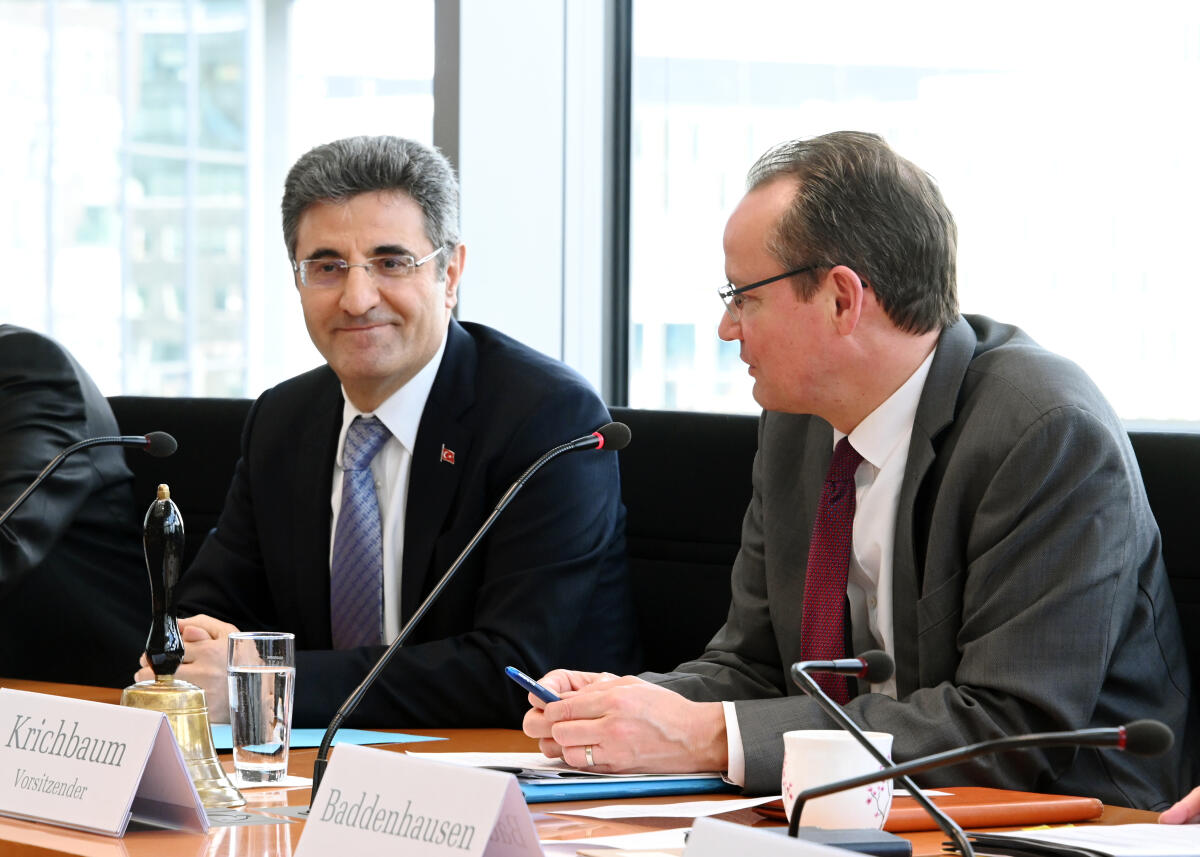 Gunther Krichbaum, (re), CDU/CSU, Vorsitzender des Ausschusses des Deutschen Bundestages für die Angelegenheiten der Europäischen Union, leitet eine Ausschusssitzung, an der als Gast der Botschafter der Republik Türkei, Ali Kemal Aydin, (li), teilnimmt. Krichbaum, Gunther; Aydin, Ali Kemal Gunther Krichbaum, (re), CDU/CSU, Vorsitzender des Ausschusses des Deutschen Bundestages für die Angelegenheiten der Europäischen Union, leitet eine Ausschusssitzung, an der als Gast der Botschafter der Republik Türkei, Ali Kemal Aydin, (li), teilnimmt.