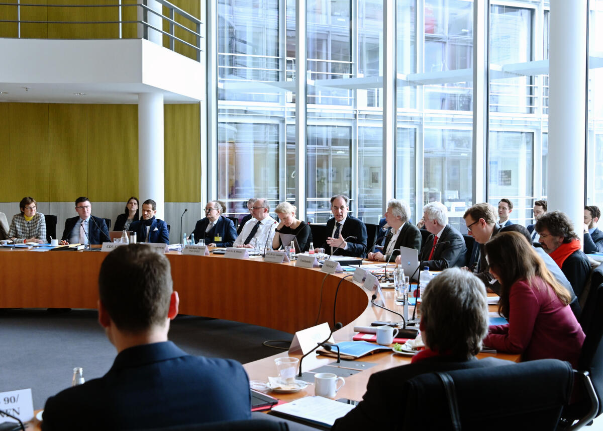 Prof. Dr. Katharina Hölzle, (6.v.li), und Prof. Dr. Uwe Cantner, (7.v.li), Vorsitzender der Expertenkommission Forschung und Innovation (EFI), sind zu Gast beim Ausschuss des Deutschen Bundestages für Bildung, Forschung und Technikfolgenabschätzung. Dr. Ernst Dieter Rossmann, (8.v.li), SPD, Vorsitzender des Ausschusses, leitet die Sitzung.; Übersicht. Rossmann, Ernst Dieter; Hölzle, Katharina; Cantner, Uwe Prof. Dr. Katharina Hölzle, (6.v.li), und Prof. Dr. Uwe Cantner, (7.v.li), Vorsitzender der Expertenkommission Forschung und Innovation (EFI), sind zu Gast beim Ausschuss des Deutschen Bundestages für Bildung, Forschung und Technikfolgenabschätzung. Dr. Ernst Dieter Rossmann, (8.v.li), SPD, Vorsitzender des Ausschusses, leitet die Sitzung.; Übersicht.
