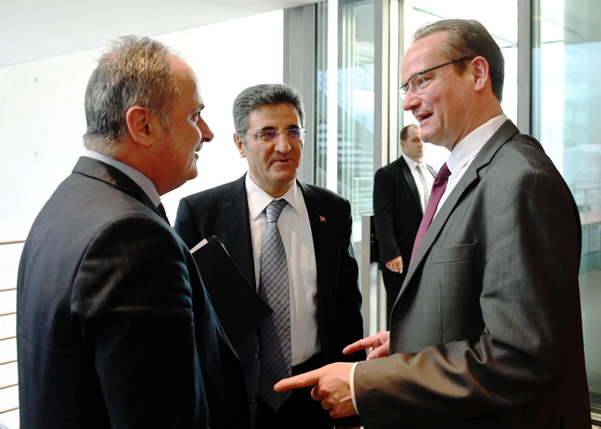 Gunther Krichbaum, (re), CDU/CSU, Vorsitzender des Ausschusses des Deutschen Bundestages für die Angelegenheiten der Europäischen Union, begrüßt als Gäste im Ausschuss den Botschafter der Republik Türkei, Ali Kemal Aydin, (mitte), und den Botschafter der Republik Kroatien, Gordan Bakota, (li).; Begrüßung, Geste, Gestik. Krichbaum, Gunther; Aydin, Ali Kemal; Bakota, Gordan Gunther Krichbaum, (re), CDU/CSU, Vorsitzender des Ausschusses des Deutschen Bundestages für die Angelegenheiten der Europäischen Union, begrüßt als Gäste im Ausschuss den Botschafter der Republik Türkei, Ali Kemal Aydin, (mitte), und den Botschafter der Republik Kroatien, Gordan Bakota, (li).; Begrüßung, Geste, Gestik.