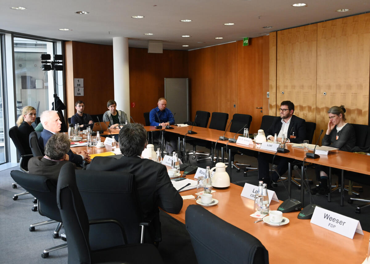 Die Ausschüsse des Deutschen Bundestages für Wirtschaft und Energie und für Umwelt, Naturschutz und nukleare Sicherheit, haben ein gemeinsames Gespräch mit Prof. Antonio Andrioli (2.v.re). Unter anderem zum Thema "Glyphosat und Gentechnik".; Übersicht. Andrioli, Antonio Die Ausschüsse des Deutschen Bundestages für Wirtschaft und Energie und für Umwelt, Naturschutz und nukleare Sicherheit, haben ein gemeinsames Gespräch mit Prof. Antonio Andrioli (2.v.re). Unter anderem zum Thema "Glyphosat und Gentechnik".; Übersicht.
