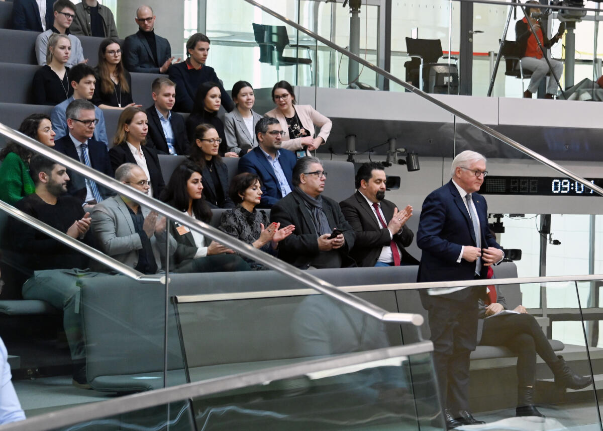 Steinmeier, Frank-Walter Bundestagspräsident Dr. Wolfgang Schäuble, CDU/CSU, hält zu Beginn der 149. Sitzung des Deutschen Bundestages und vor der Debatte mit dem Thema "Rechtsextremismus und Hass", Top 8, eine Ansprache zu den Ereignissen in Hanau. Am Ende der Rede erheben sich die Mitglieder des Bundestages zum Gedenken an die Opfer des Terroranschlags. Unter anderen nimmt Bundespräsident Dr. Frank-Walter Steinmeier (re) als Gast auf der Ehrentribüne an der Debatte teil.