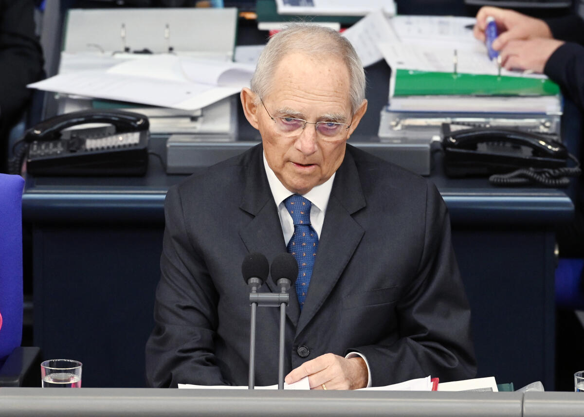 Schäuble, Wolfgang Bundestagspräsident Dr. Wolfgang Schäuble, (Rednerpult, Vorsitz), CDU/CSU, hält zu Beginn der 149. Sitzung des Deutschen Bundestages und vor der Debatte mit dem Thema "Rechtsextremismus und Hass", Top 8, eine Ansprache zu den Ereignissen in Hanau. Am Ende der Rede erheben sich die Mitglieder des Bundestages zum Gedenken an die Opfer des Terroranschlags. Unter anderen nimmt Bundespräsident Dr. Frank-Walter Steinmeier als Gast auf der Ehrentribüne an der Debatte teil.