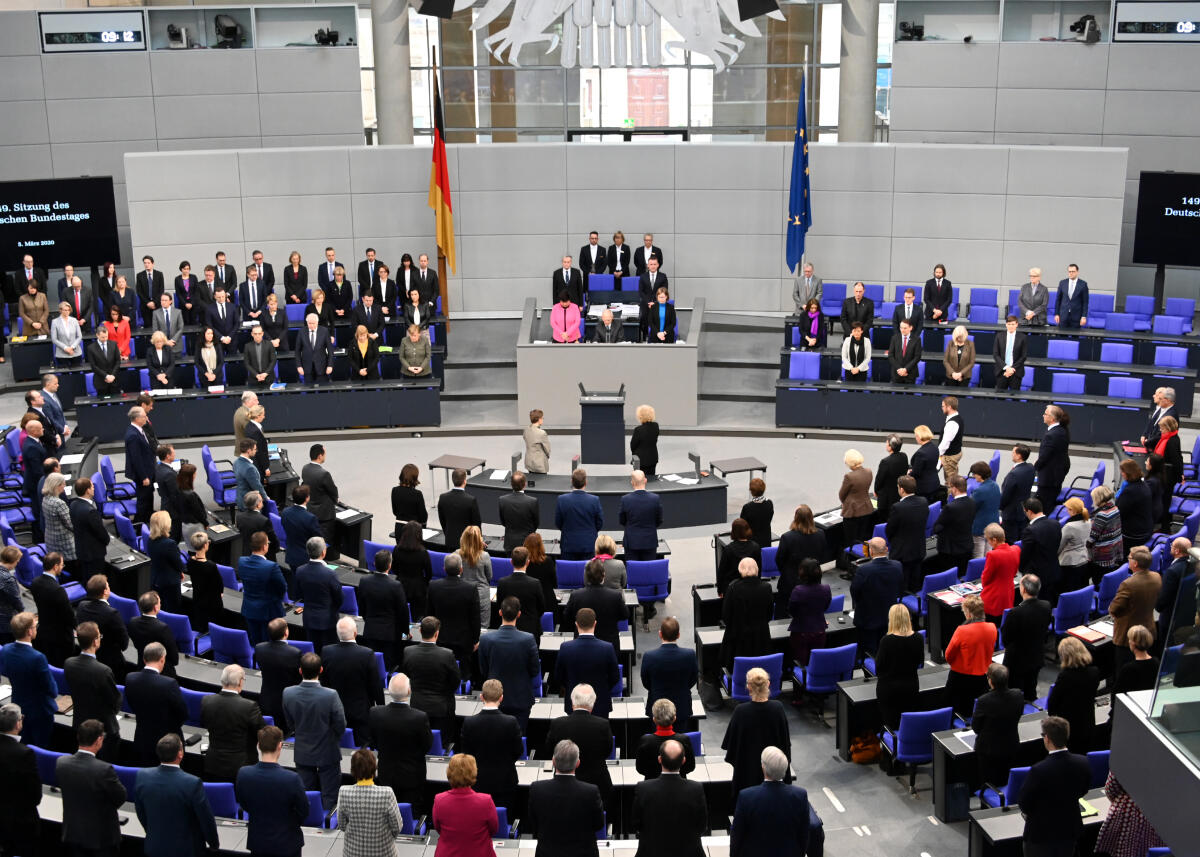 Schäuble, Wolfgang Bundestagspräsident Dr. Wolfgang Schäuble, (Vorsitz), CDU/CSU, hält zu Beginn der 149. Sitzung des Deutschen Bundestages und vor der Debatte mit dem Thema "Rechtsextremismus und Hass", Top 8, eine Ansprache zu den Ereignissen in Hanau. Am Ende der Rede erheben sich die Mitglieder des Bundestages zum Gedenken an die Opfer des Terroranschlags (hier im Bild). Unter anderen nimmt Bundespräsident Dr. Frank-Walter Steinmeier als Gast auf der Ehrentribüne an der Debatte teil.; Übersicht.