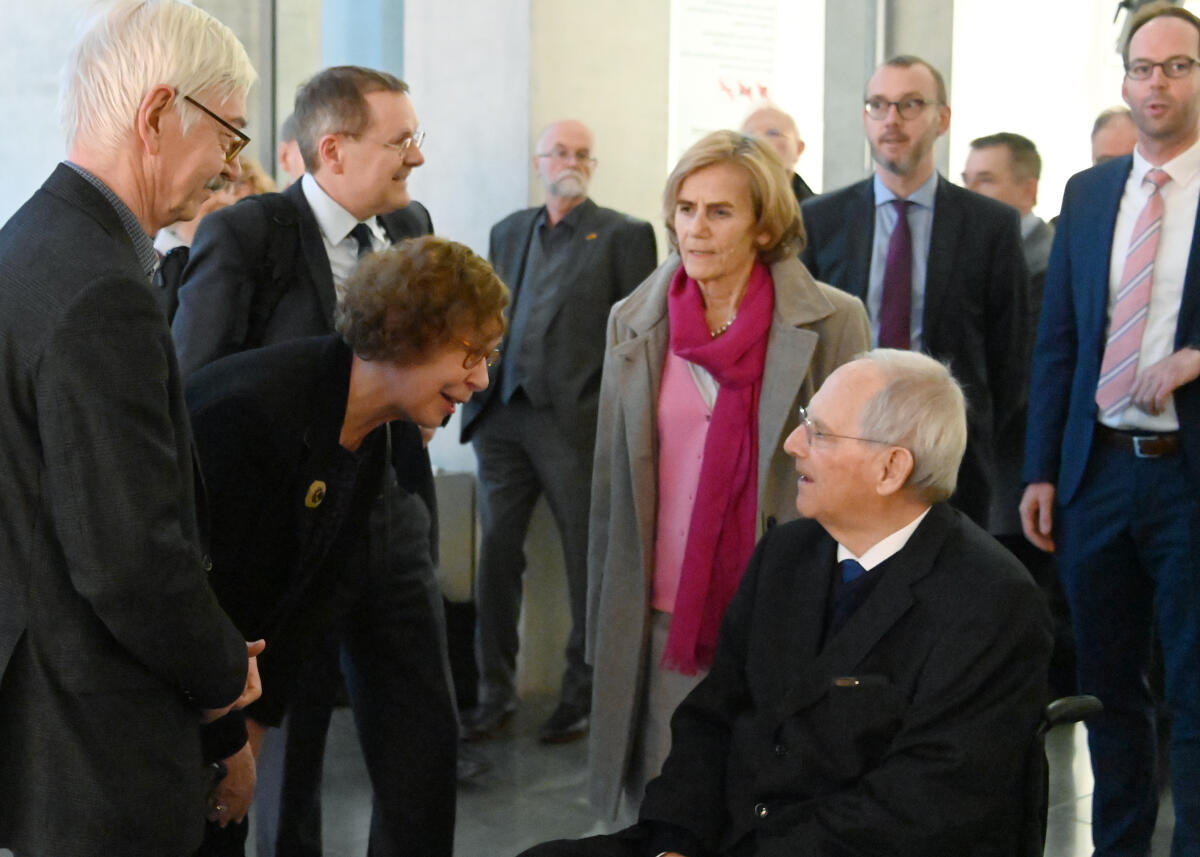 Schäuble, Wolfgang; Klemm, Barbara Bundestagspräsident Dr. Wolfgang Schäuble, (3.v.re), CDU/CSU, eröffnet im Beisein der Fotografin Barbara Klemm (3.v.li) im Mauer-Mahnmal des Deutschen Bundestages aus Anlass des 80. Geburtstags der Künstlerin im Dezember 2019 eine Ausstellung mit Fotografien von Barbara Klemm und Gemälden ihres Vaters, des Malers Fritz Klemm.; Begrüßung.