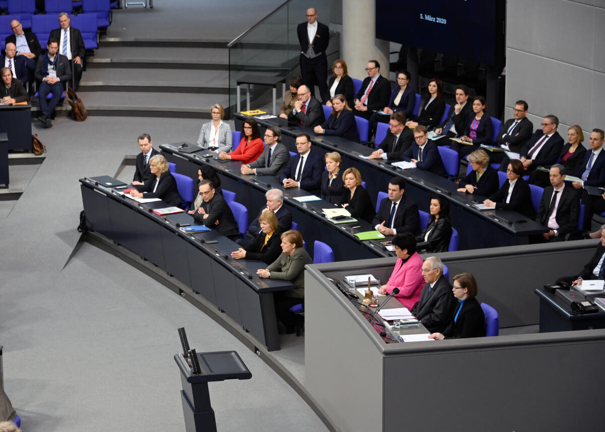 Bundestagspräsident Dr. Wolfgang Schäuble, (Vorsitz), CDU/CSU, hält zu Beginn der 149. Sitzung des Deutschen Bundestages und vor der Debatte mit dem Thema "Rechtsextremismus und Hass", Top 8, eine Ansprache zu den Ereignissen in Hanau. Am Ende der Rede erheben sich die Mitglieder des Bundestages zum Gedenken an die Opfer des Terroranschlags. Unter anderen nimmt Bundespräsident Dr. Frank-Walter Steinmeier als Gast auf der Ehrentribüne an der Debatte teil.; Regierungsbank, Übersicht. Schäuble, Wolfgang Bundestagspräsident Dr. Wolfgang Schäuble, (Vorsitz), CDU/CSU, hält zu Beginn der 149. Sitzung des Deutschen Bundestages und vor der Debatte mit dem Thema "Rechtsextremismus und Hass", Top 8, eine Ansprache zu den Ereignissen in Hanau. Am Ende der Rede erheben sich die Mitglieder des Bundestages zum Gedenken an die Opfer des Terroranschlags. Unter anderen nimmt Bundespräsident Dr. Frank-Walter Steinmeier als Gast auf der Ehrentribüne an der Debatte teil.; Regierungsbank, Übersicht.