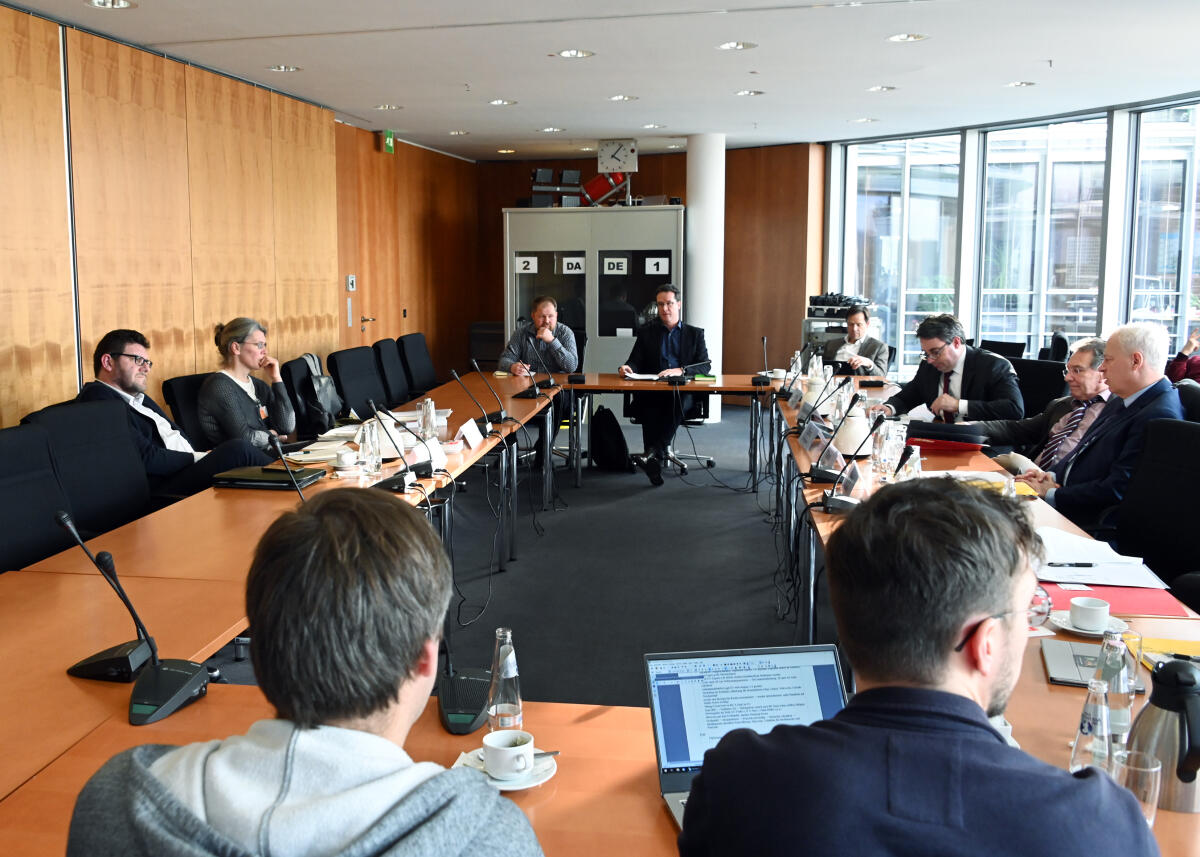 Die Ausschüsse des Deutschen Bundestages für Wirtschaft und Energie und für Umwelt, Naturschutz und nukleare Sicherheit, haben ein gemeinsames Gespräch mit Prof. Antonio Andrioli (1.v.li). Unter anderem zum Thema "Glyphosat und Gentechnik".; Übersicht. Andrioli, Antonio Die Ausschüsse des Deutschen Bundestages für Wirtschaft und Energie und für Umwelt, Naturschutz und nukleare Sicherheit, haben ein gemeinsames Gespräch mit Prof. Antonio Andrioli (1.v.li). Unter anderem zum Thema "Glyphosat und Gentechnik".; Übersicht.