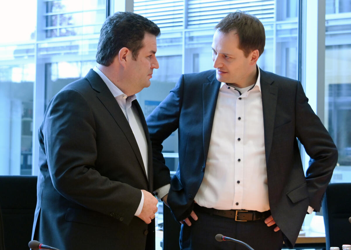 Manuel Höferlin, (re), FDP, Vorsitzender des Ausschusses des Deutschen Bundestages Digitale Agenda, leitet eine Ausschusssitzung, an der der Bundesminister für Arbeit und Soziales, Hubertus Heil, (li), SPD, teilnimmt. Höferlin, Manuel; Heil, Hubertus Manuel Höferlin, (re), FDP, Vorsitzender des Ausschusses des Deutschen Bundestages Digitale Agenda, leitet eine Ausschusssitzung, an der der Bundesminister für Arbeit und Soziales, Hubertus Heil, (li), SPD, teilnimmt.