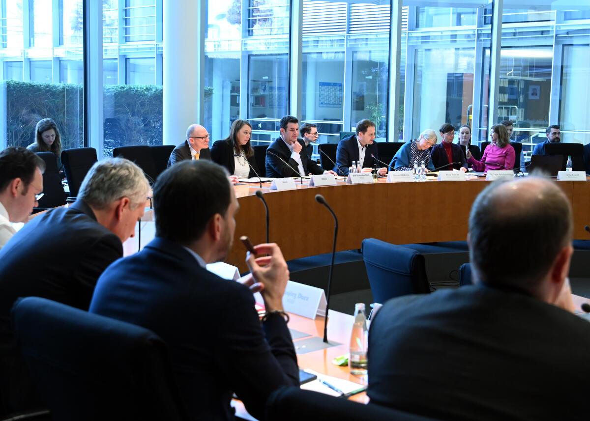 Manuel Höferlin, (4.v.re), FDP, Vorsitzender des Ausschusses des Deutschen Bundestages Digitale Agenda, leitet eine Ausschusssitzung, an der der Bundesminister für Arbeit und Soziales, Hubertus Heil, (5.v.re), SPD, teilnimmt.; Übersicht. Höferlin, Manuel; Heil, Hubertus Manuel Höferlin, (4.v.re), FDP, Vorsitzender des Ausschusses des Deutschen Bundestages Digitale Agenda, leitet eine Ausschusssitzung, an der der Bundesminister für Arbeit und Soziales, Hubertus Heil, (5.v.re), SPD, teilnimmt.; Übersicht.