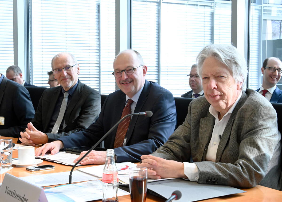 Dr. Ernst Dieter Rossmann, (re), SPD, Vorsitzender des Ausschusses des Deutschen Bundestages für Bildung, Forschung und Technikfolgenabschätzung, leitet eine Sitzung, an der als Gast der Leiter des TAB, Prof. Dr. Armin Grunwald, (li), teilnimmt. Im Bild mitte: der Parlamentarische Staatssekretär Dr. Michael Meister, CDU/CSU. Rossmann, Ernst Dieter; Meister, Michael; Grunwald, Armin Dr. Ernst Dieter Rossmann, (re), SPD, Vorsitzender des Ausschusses des Deutschen Bundestages für Bildung, Forschung und Technikfolgenabschätzung, leitet eine Sitzung, an der als Gast der Leiter des TAB, Prof. Dr. Armin Grunwald, (li), teilnimmt. Im Bild mitte: der Parlamentarische Staatssekretär Dr. Michael Meister, CDU/CSU.