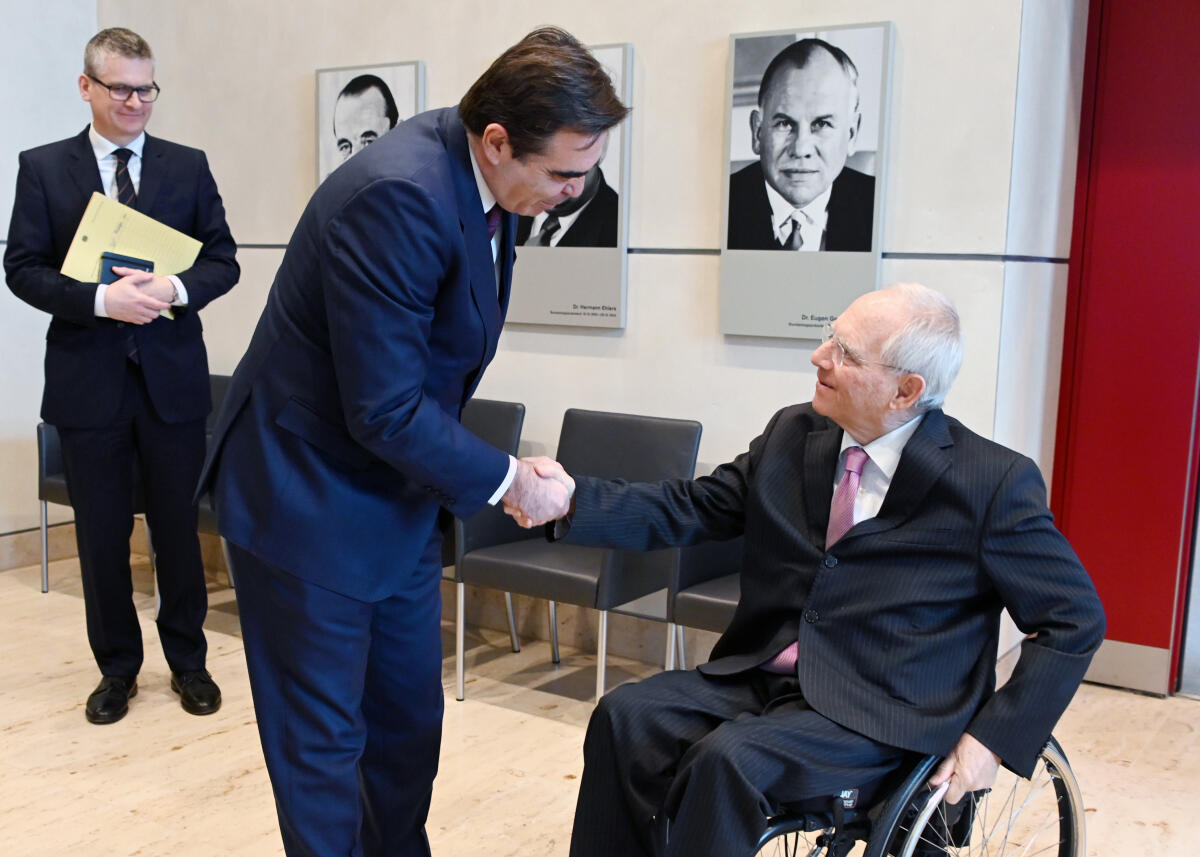 Bundestagspräsident Dr. Wolfgang Schäuble, (re), CDU/CSU, trifft den griechischen Vizepräsidenten der Europäischen Kommission und Kommissar für die "Förderung der europäischen Lebensweise", Magaritis Schinas (li), zu einem Gespräch. Links im Bild: der Protokollchef des Deutschen Bundestages, Dr. Enrico Brissa.; Geste, Gestik, Präsident, Begrüßung. Schäuble, Wolfgang; Schinas, Magaritis; Brissa, Enrico Bundestagspräsident Dr. Wolfgang Schäuble, (re), CDU/CSU, trifft den griechischen Vizepräsidenten der Europäischen Kommission und Kommissar für die "Förderung der europäischen Lebensweise", Magaritis Schinas (li), zu einem Gespräch. Links im Bild: der Protokollchef des Deutschen Bundestages, Dr. Enrico Brissa.; Geste, Gestik, Präsident, Begrüßung.