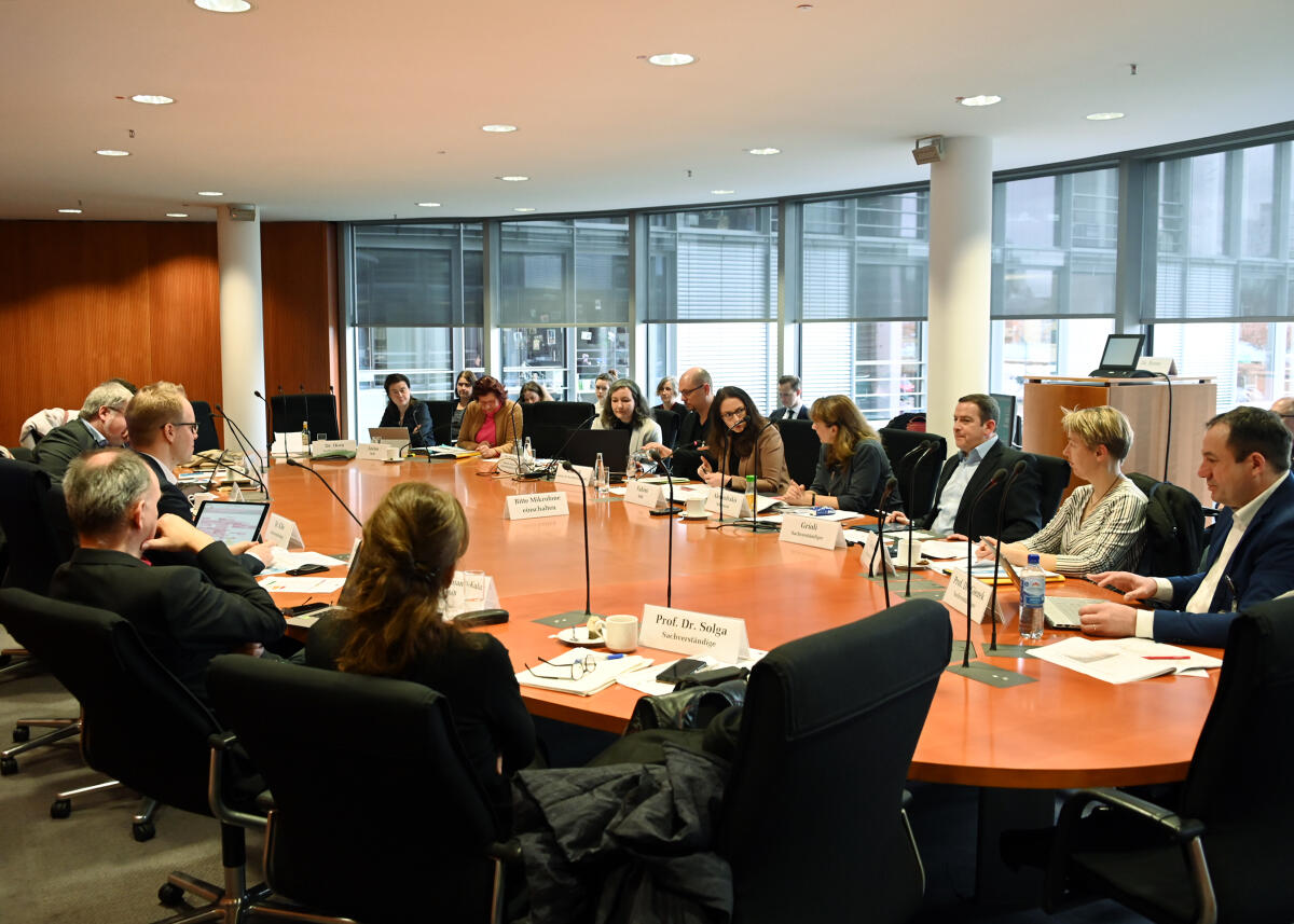  Die neu gegründete Projektgruppe 4 der Enquete-Kommission "Berufliche Bildung in der digitalen Arbeitswelt" hat im Rahmen einer Sitzung ihre Arbeit aufgenommen.; Übersicht.