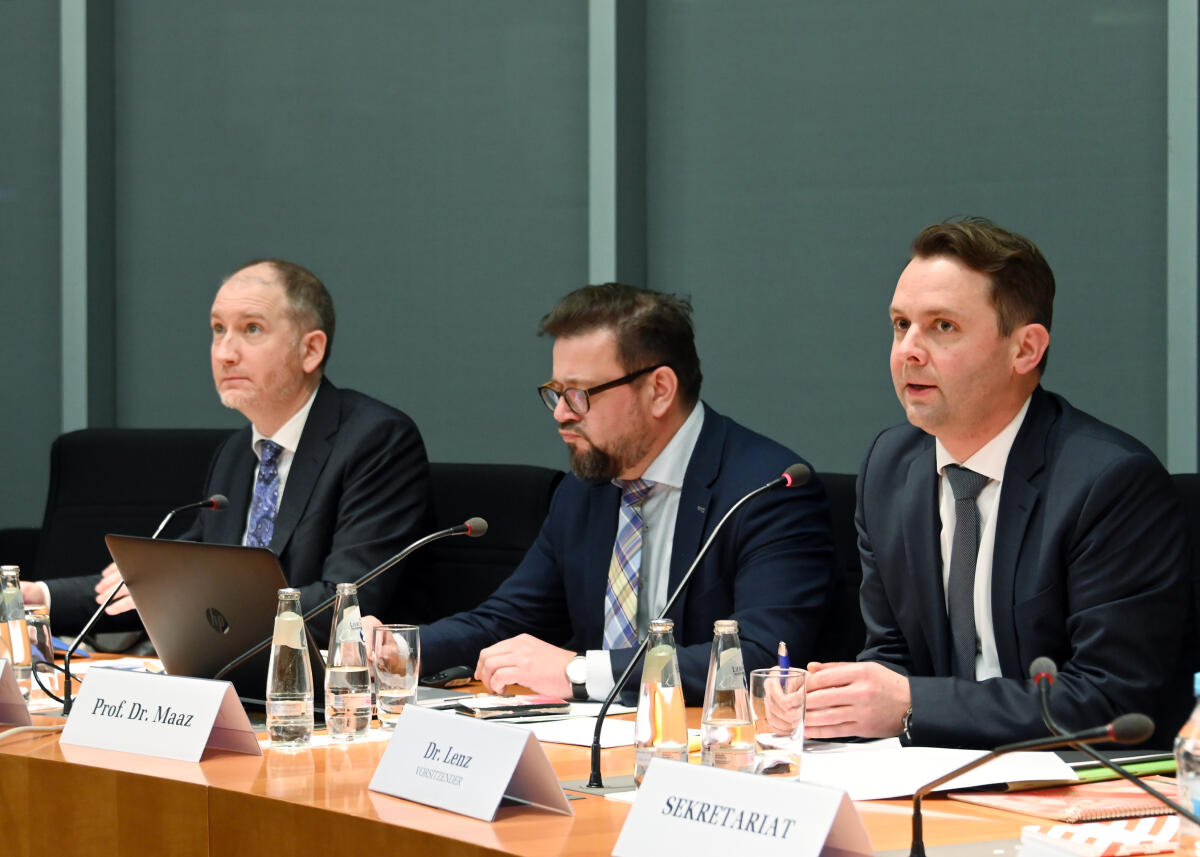 Lenz, Andreas; Maaz, Kai; Plünnecke, Axel Dr. Andreas Lenz, (re), CDU/CSU, Vorsitzender des Parlamentarischen Beirats für nachhaltige Entwicklung, leitet eine Sitzung, an der Prof. Dr. Kai Maaz (mitte) vom Leibniz-Institut für Bildungsforschung und Bildungsinformation, und Prof. Dr. Axel Plünnecke (li) vom Institut der Deutschen Wirtschaft Köln e. V., teilnehmen.