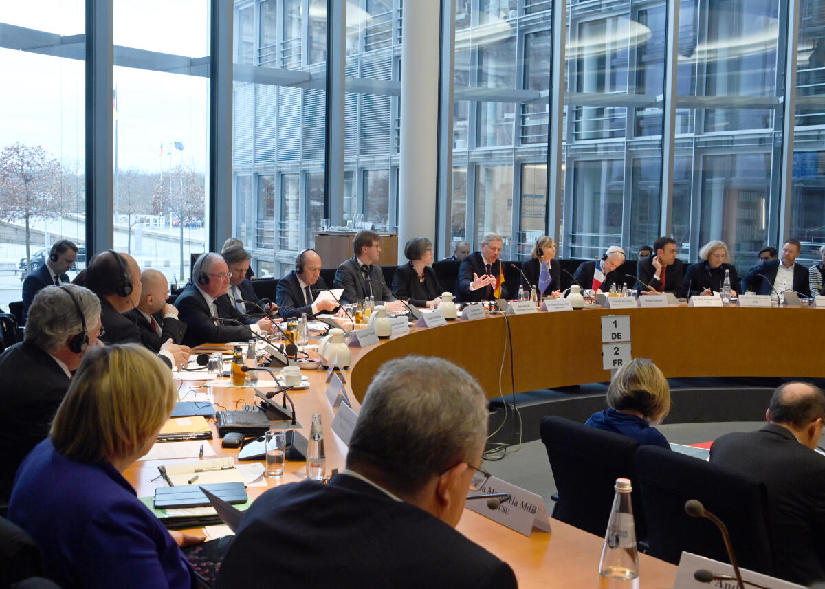 Der Auswärtige Ausschuss des Deutschen Bundestages hat unter der Leitung seines Vorsitzenden Dr. Norbert Röttgen, CDU/CSU, eine gemeinsame Sitzung mit dem Auswärtigen Ausschuss der französischen Assemblée Nationale.; Übersicht. Der Auswärtige Ausschuss des Deutschen Bundestages hat unter der Leitung seines Vorsitzenden Dr. Norbert Röttgen, CDU/CSU, eine gemeinsame Sitzung mit dem Auswärtigen Ausschuss der französischen Assemblée Nationale.; Übersicht.