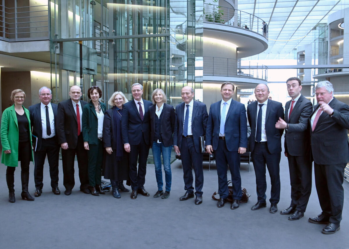 Der Auswärtige Ausschuss des Deutschen Bundestages hat unter der Leitung seines Vorsitzenden Dr. Norbert Röttgen, (6.v.li), CDU/CSU, eine gemeinsame Sitzung mit dem Auswärtigen Ausschuss der französischen Assemblée Nationale.; Gruppenfoto. Röttgen, Norbert Der Auswärtige Ausschuss des Deutschen Bundestages hat unter der Leitung seines Vorsitzenden Dr. Norbert Röttgen, (6.v.li), CDU/CSU, eine gemeinsame Sitzung mit dem Auswärtigen Ausschuss der französischen Assemblée Nationale.; Gruppenfoto.