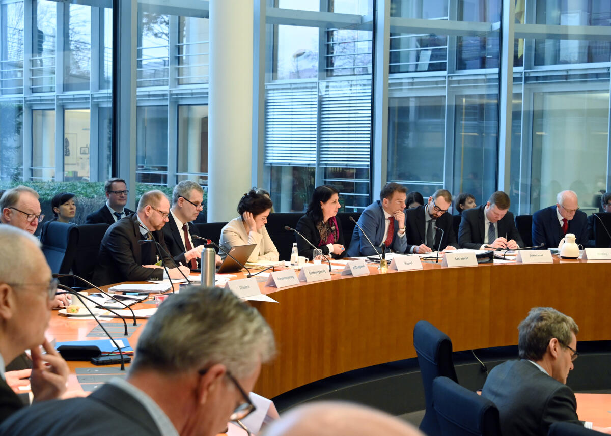 Bettina Stark-Watzinger, FDP, gibt den Vorsitz des Finanzausschusses des Deutschen Bundestages an Katja Hessel, FDP, ab.; Finanzausschuss, Übersicht, Wahl. Bettina Stark-Watzinger, FDP, gibt den Vorsitz des Finanzausschusses des Deutschen Bundestages an Katja Hessel, FDP, ab.; Finanzausschuss, Übersicht, Wahl.