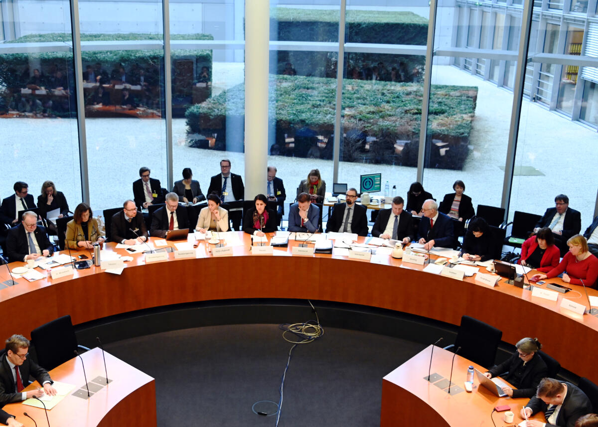 Bettina Stark-Watzinger, FDP, gibt den Vorsitz des Finanzausschusses des Deutschen Bundestages an Katja Hessel, FDP, ab.; Finanzausschuss, Übersicht, Wahl. Bettina Stark-Watzinger, FDP, gibt den Vorsitz des Finanzausschusses des Deutschen Bundestages an Katja Hessel, FDP, ab.; Finanzausschuss, Übersicht, Wahl.