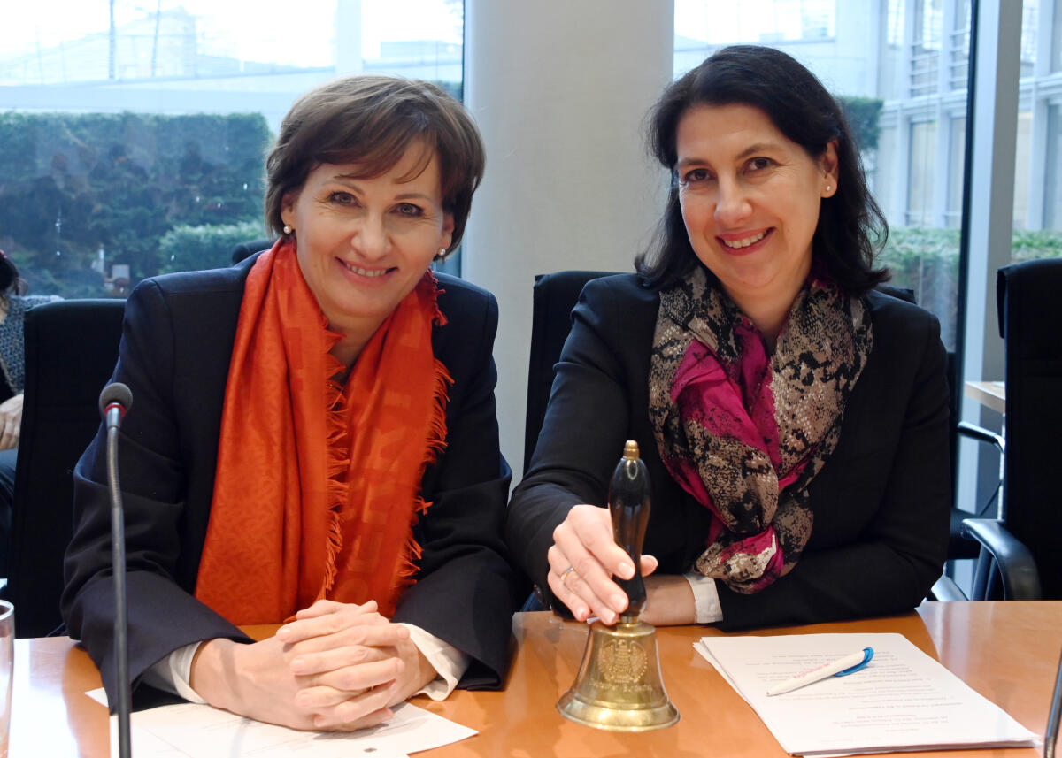 Bettina Stark-Watzinger, (li), FDP, gibt den Vorsitz des Finanzausschusses des Deutschen Bundestages an Katja Hessel, (re), FDP, ab.; Finanzausschuss. Stark-Watzinger, Bettina; Hessel, Katja Bettina Stark-Watzinger, (li), FDP, gibt den Vorsitz des Finanzausschusses des Deutschen Bundestages an Katja Hessel, (re), FDP, ab.; Finanzausschuss.