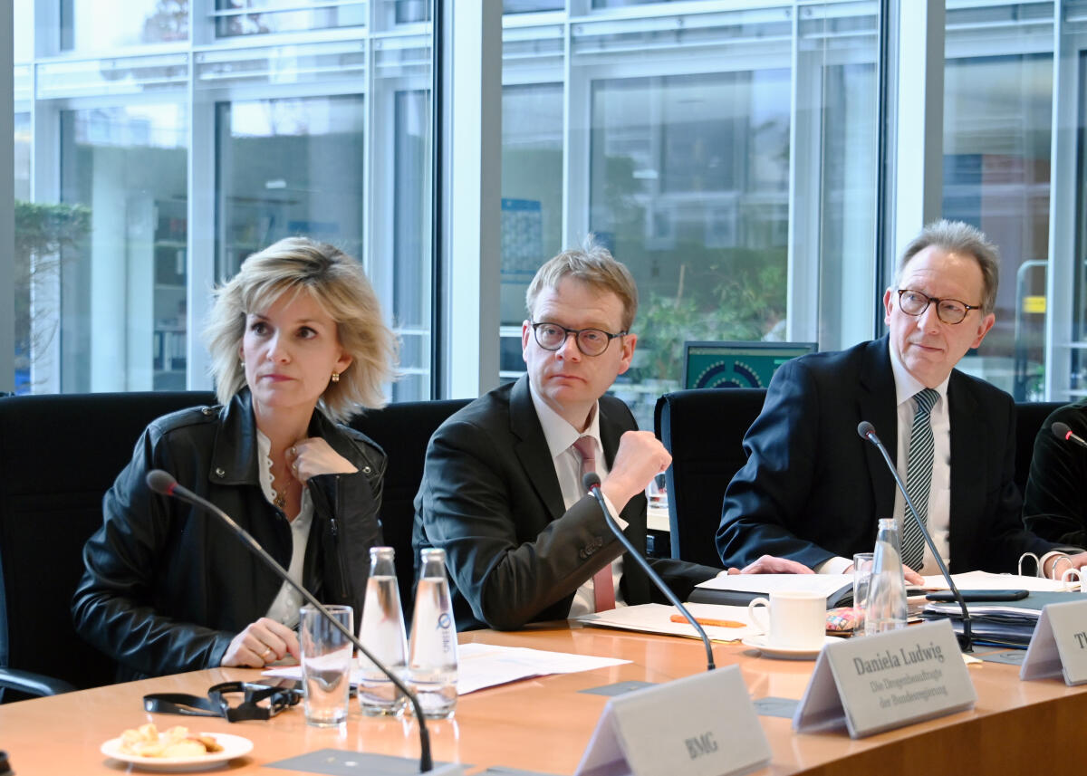 Die Drogenbeauftragte der Bundesregierung, Daniela Ludwig, CDU/CSU, ist zu Gast beim Ausschuss des Deutschen Bundestages für Gesundheit. Erwin Rüddel, (re), CDU/CSU, Vorsitzender des Ausschusses, leitet die Sitzung. Mitte: der Parlamentarische Staatssekretär Dr. Thomas Gebhart, CDU/CSU. Rüddel, Erwin; Gebhart, Thomas; Ludwig, Daniela Die Drogenbeauftragte der Bundesregierung, Daniela Ludwig, CDU/CSU, ist zu Gast beim Ausschuss des Deutschen Bundestages für Gesundheit. Erwin Rüddel, (re), CDU/CSU, Vorsitzender des Ausschusses, leitet die Sitzung. Mitte: der Parlamentarische Staatssekretär Dr. Thomas Gebhart, CDU/CSU.