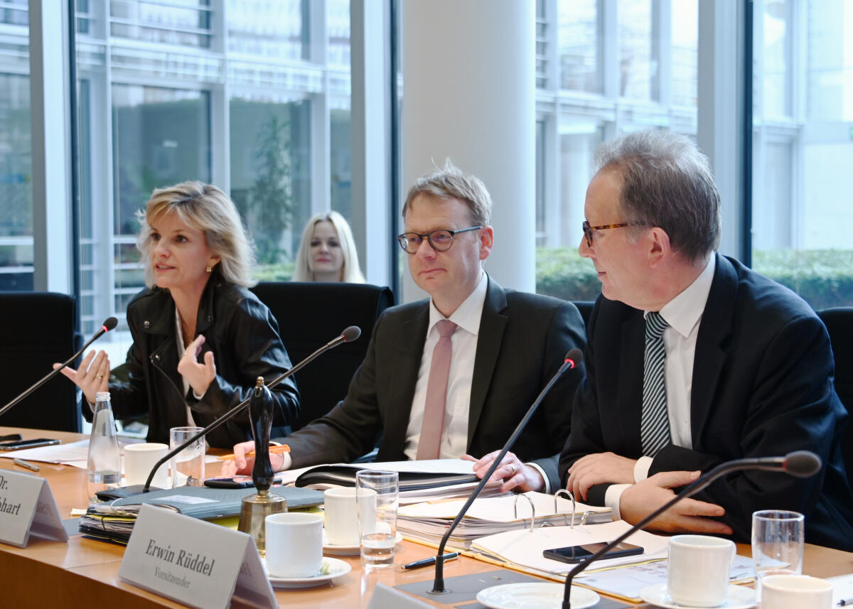 Die Drogenbeauftragte der Bundesregierung, Daniela Ludwig, CDU/CSU, ist zu Gast beim Ausschuss des Deutschen Bundestages für Gesundheit. Erwin Rüddel, (re), CDU/CSU, Vorsitzender des Ausschusses, leitet die Sitzung. Mitte: der Parlamentarische Staatssekretär Dr. Thomas Gebhart, CDU/CSU. Rüddel, Erwin; Gebhart, Thomas; Ludwig, Daniela Die Drogenbeauftragte der Bundesregierung, Daniela Ludwig, CDU/CSU, ist zu Gast beim Ausschuss des Deutschen Bundestages für Gesundheit. Erwin Rüddel, (re), CDU/CSU, Vorsitzender des Ausschusses, leitet die Sitzung. Mitte: der Parlamentarische Staatssekretär Dr. Thomas Gebhart, CDU/CSU.