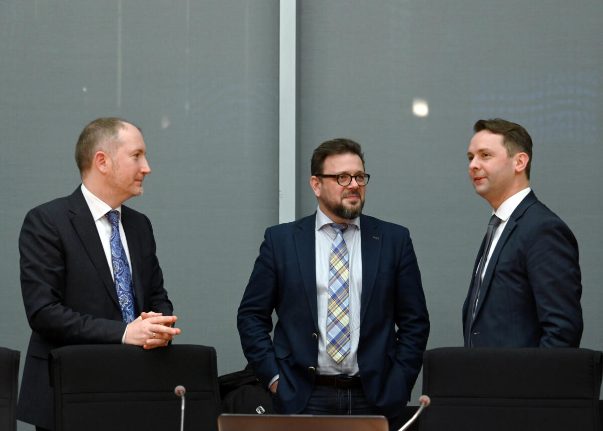 Dr. Andreas Lenz, (re), CDU/CSU, Vorsitzender des Parlamentarischen Beirats für nachhaltige Entwicklung, leitet eine Sitzung, an der Prof. Dr. Kai Maaz (mitte) vom Leibniz-Institut für Bildungsforschung und Bildungsinformation, und Prof. Dr. Axel Plünnecke (li) vom Institut der Deutschen Wirtschaft Köln e. V., teilnehmen. Lenz, Andreas; Maaz, Kai; Plünnecke, Axel Dr. Andreas Lenz, (re), CDU/CSU, Vorsitzender des Parlamentarischen Beirats für nachhaltige Entwicklung, leitet eine Sitzung, an der Prof. Dr. Kai Maaz (mitte) vom Leibniz-Institut für Bildungsforschung und Bildungsinformation, und Prof. Dr. Axel Plünnecke (li) vom Institut der Deutschen Wirtschaft Köln e. V., teilnehmen.