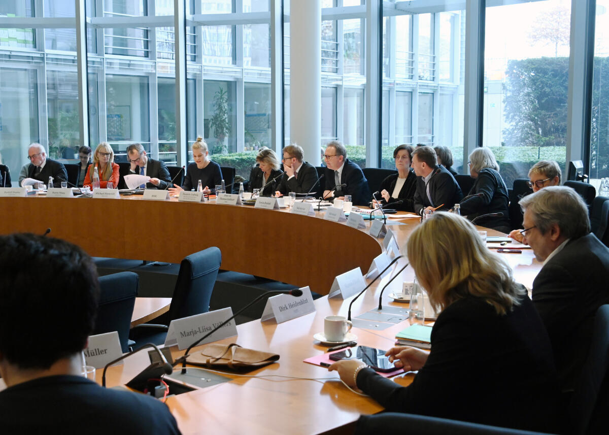 Die Drogenbeauftragte der Bundesregierung, Daniela Ludwig, (5.v.li), CDU/CSU, ist zu Gast beim Ausschuss des Deutschen Bundestages für Gesundheit. Erwin Rüddel, (7.v.li), CDU/CSU, Vorsitzender des Ausschusses, leitet die Sitzung. 6.v.li: der Parlamentarische Staatssekretär Dr. Thomas Gebhart, CDU/CSU.; Übersicht. Rüddel, Erwin; Gebhart, Thomas; Ludwig, Daniela Die Drogenbeauftragte der Bundesregierung, Daniela Ludwig, (5.v.li), CDU/CSU, ist zu Gast beim Ausschuss des Deutschen Bundestages für Gesundheit. Erwin Rüddel, (7.v.li), CDU/CSU, Vorsitzender des Ausschusses, leitet die Sitzung. 6.v.li: der Parlamentarische Staatssekretär Dr. Thomas Gebhart, CDU/CSU.; Übersicht.