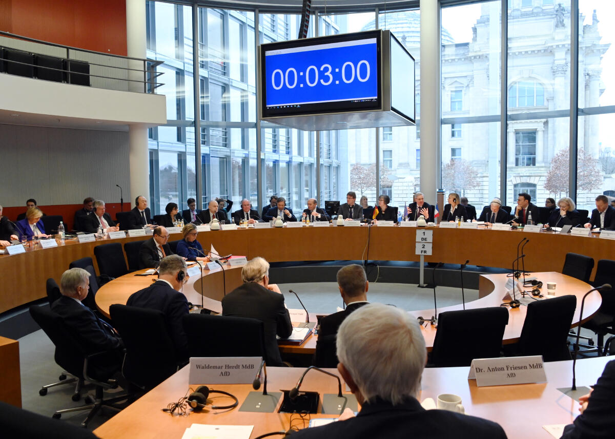 Der Auswärtige Ausschuss des Deutschen Bundestages hat unter der Leitung seines Vorsitzenden Dr. Norbert Röttgen, CDU/CSU, eine gemeinsame Sitzung mit dem Auswärtigen Ausschuss der französischen Assemblée Nationale.; Übersicht. Der Auswärtige Ausschuss des Deutschen Bundestages hat unter der Leitung seines Vorsitzenden Dr. Norbert Röttgen, CDU/CSU, eine gemeinsame Sitzung mit dem Auswärtigen Ausschuss der französischen Assemblée Nationale.; Übersicht.