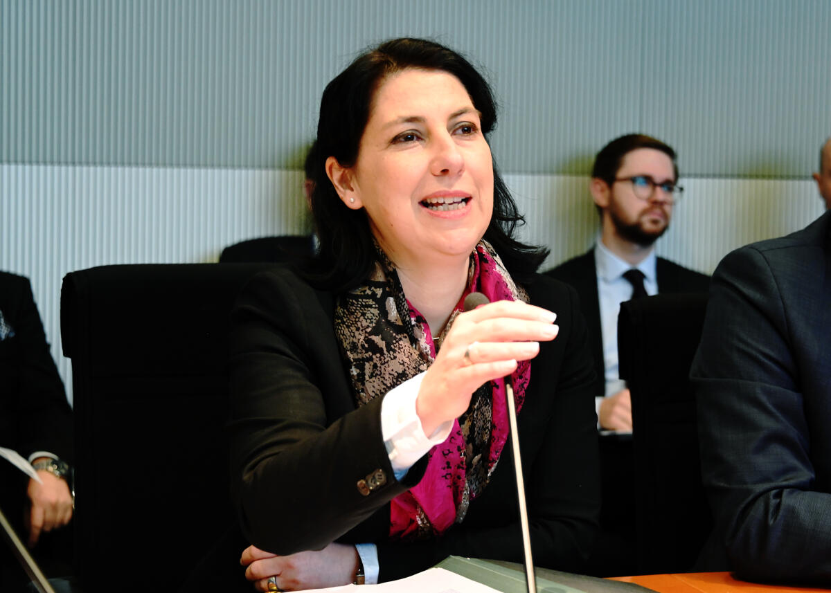 Bettina Stark-Watzinger, FDP, gibt den Vorsitz des Finanzausschusses des Deutschen Bundestages an Katja Hessel, (hier im Bild), FDP, die hier die Wahl zur Nachfolgerin annimmt, ab.; Finanzausschuss, Wahl. Hessel, Katja Bettina Stark-Watzinger, FDP, gibt den Vorsitz des Finanzausschusses des Deutschen Bundestages an Katja Hessel, (hier im Bild), FDP, die hier die Wahl zur Nachfolgerin annimmt, ab.; Finanzausschuss, Wahl.