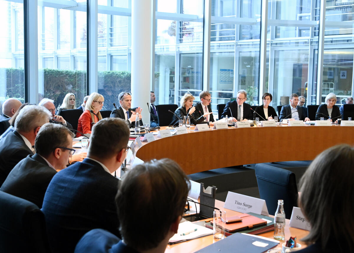 Die Drogenbeauftragte der Bundesregierung, Daniela Ludwig, (6.v.re), CDU/CSU, ist zu Gast beim Ausschuss des Deutschen Bundestages für Gesundheit. Erwin Rüddel, (4.v.re), CDU/CSU, Vorsitzender des Ausschusses, leitet die Sitzung. 5.v.re: der Parlamentarische Staatssekretär Dr. Thomas Gebhart, CDU/CSU.; Übersicht. Rüddel, Erwin; Gebhart, Thomas; Ludwig, Daniela Die Drogenbeauftragte der Bundesregierung, Daniela Ludwig, (6.v.re), CDU/CSU, ist zu Gast beim Ausschuss des Deutschen Bundestages für Gesundheit. Erwin Rüddel, (4.v.re), CDU/CSU, Vorsitzender des Ausschusses, leitet die Sitzung. 5.v.re: der Parlamentarische Staatssekretär Dr. Thomas Gebhart, CDU/CSU.; Übersicht.